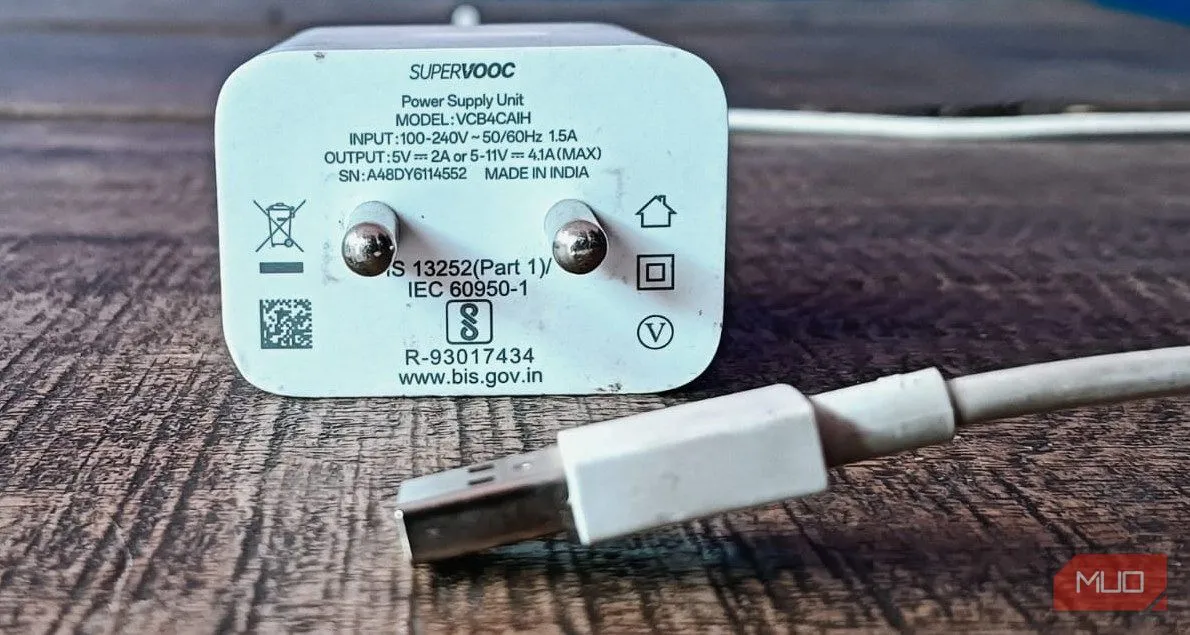 Củ sạc SuperVOOC và cáp USB-A minh họa công nghệ sạc nhanh độc quyền của hãng