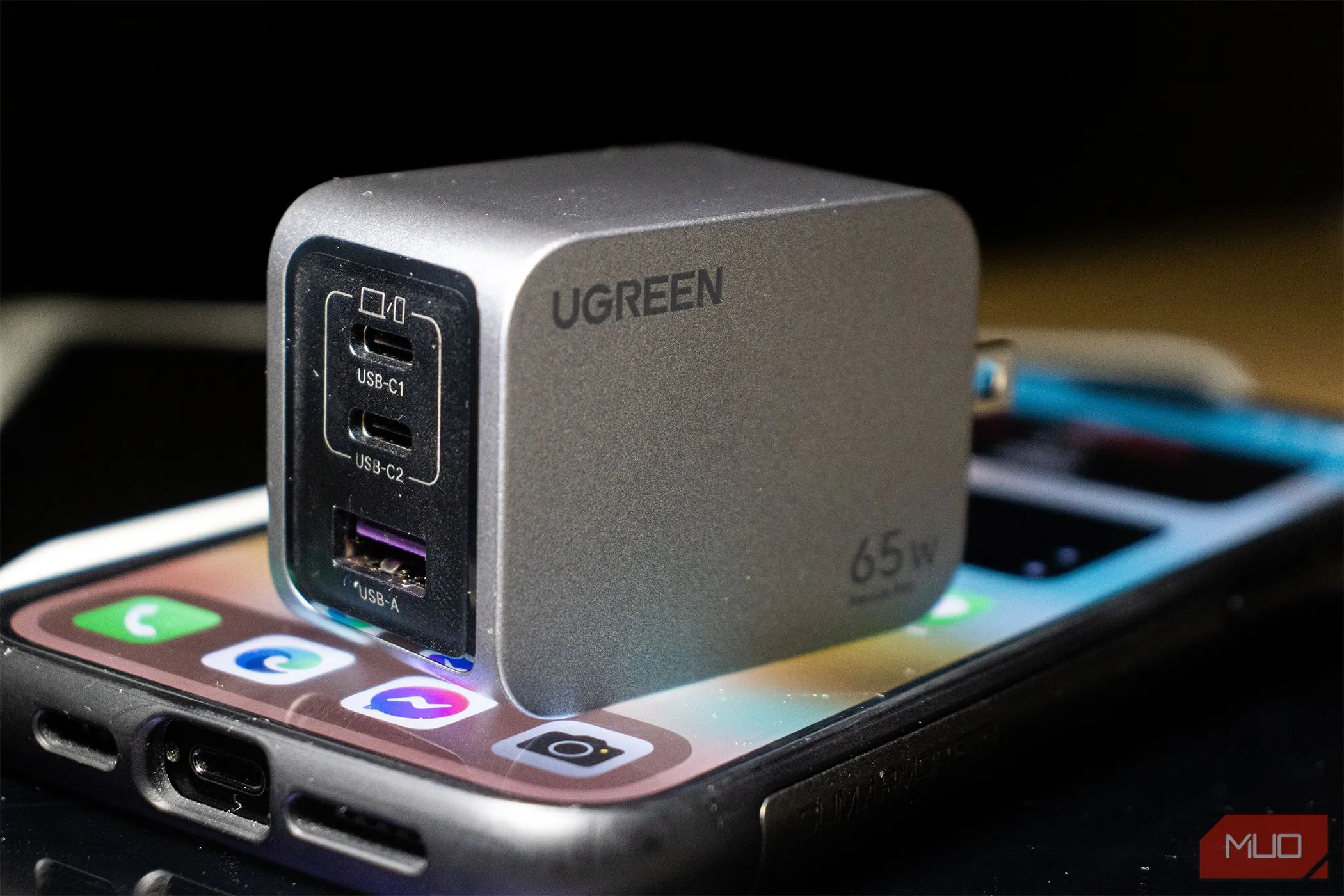 Củ sạc Ugreen Nexode Pro 65W đặt cạnh iPhone 14 Pro Max