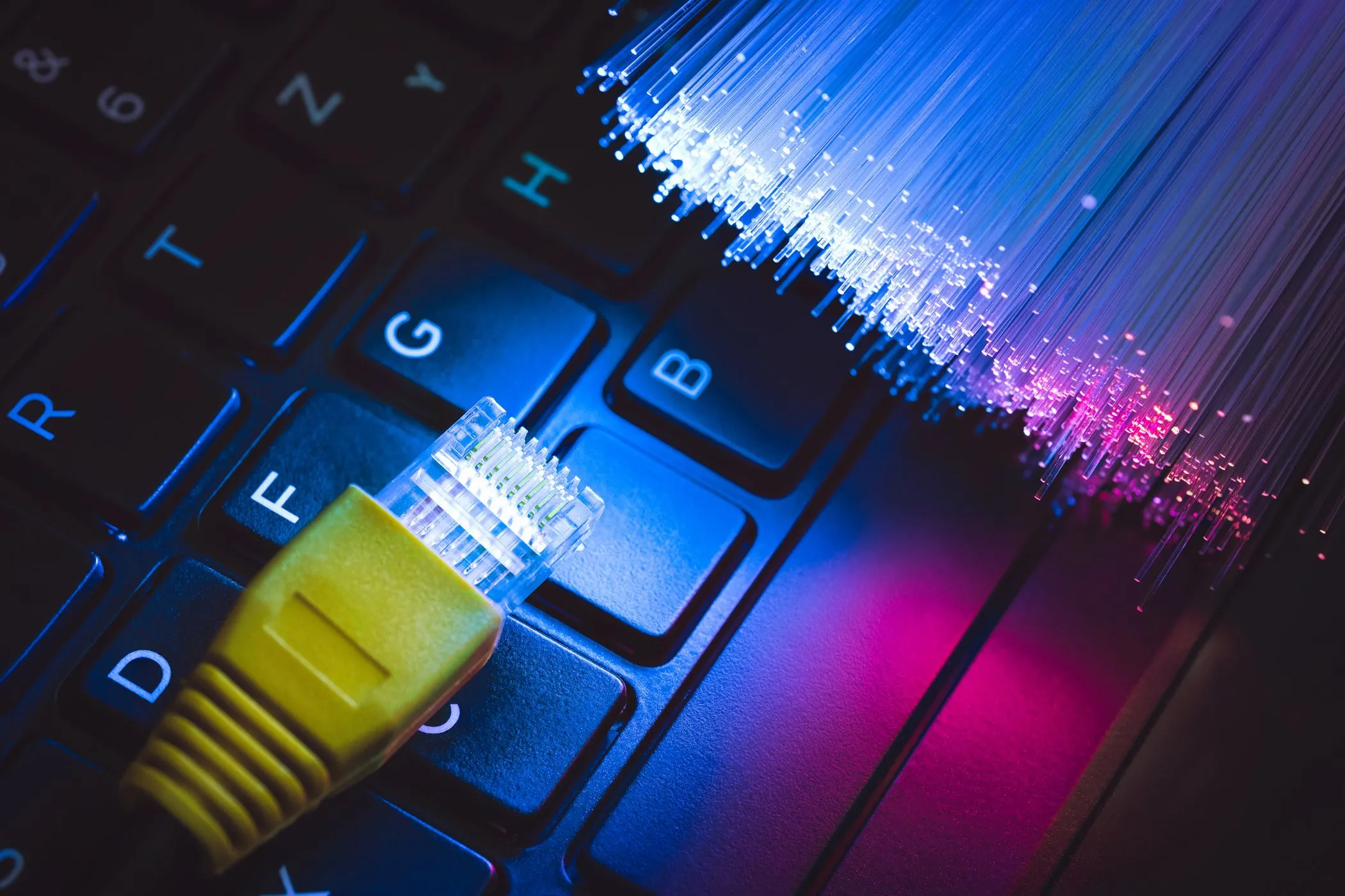 Đầu nối cáp Ethernet trên bàn phím laptop cùng với cáp quang