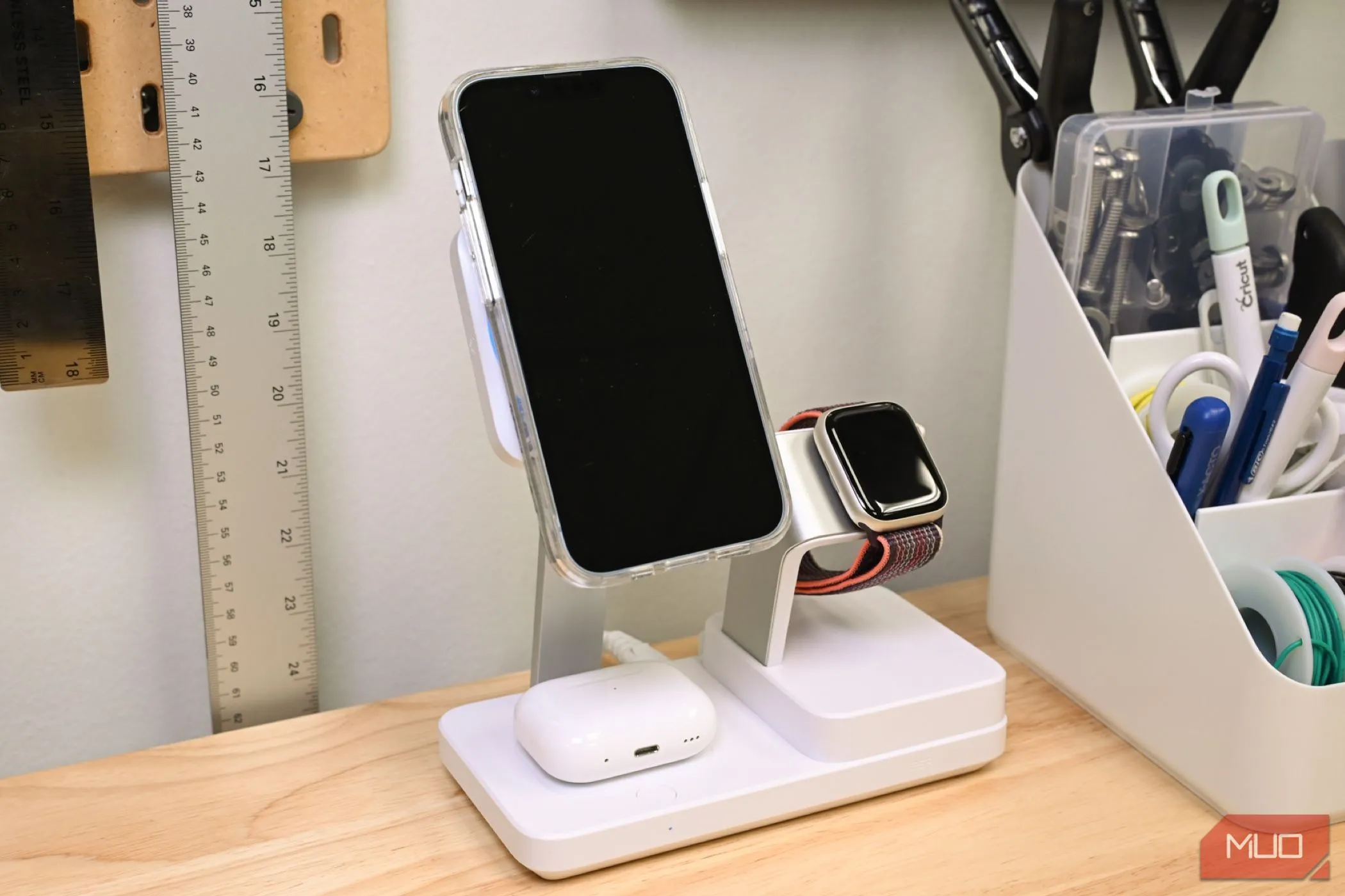Đế sạc đa năng Qi2 sạc cùng lúc iPhone, AirPods và Apple Watch