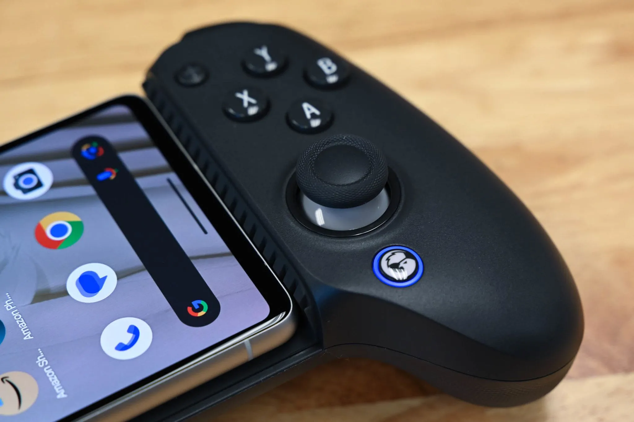 Đèn báo trên tay cầm chơi game di động G8+ Galileo, minh họa khả năng kết nối phụ kiện qua USB.