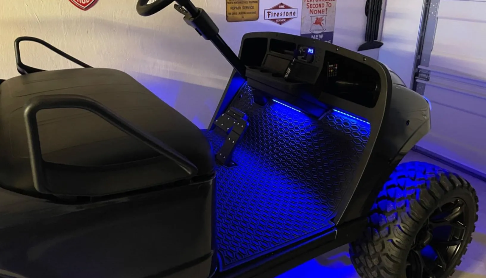 Đèn LED màu xanh dương lắp đặt trên sàn và gầm xe golf tạo hiệu ứng ánh sáng nội thất