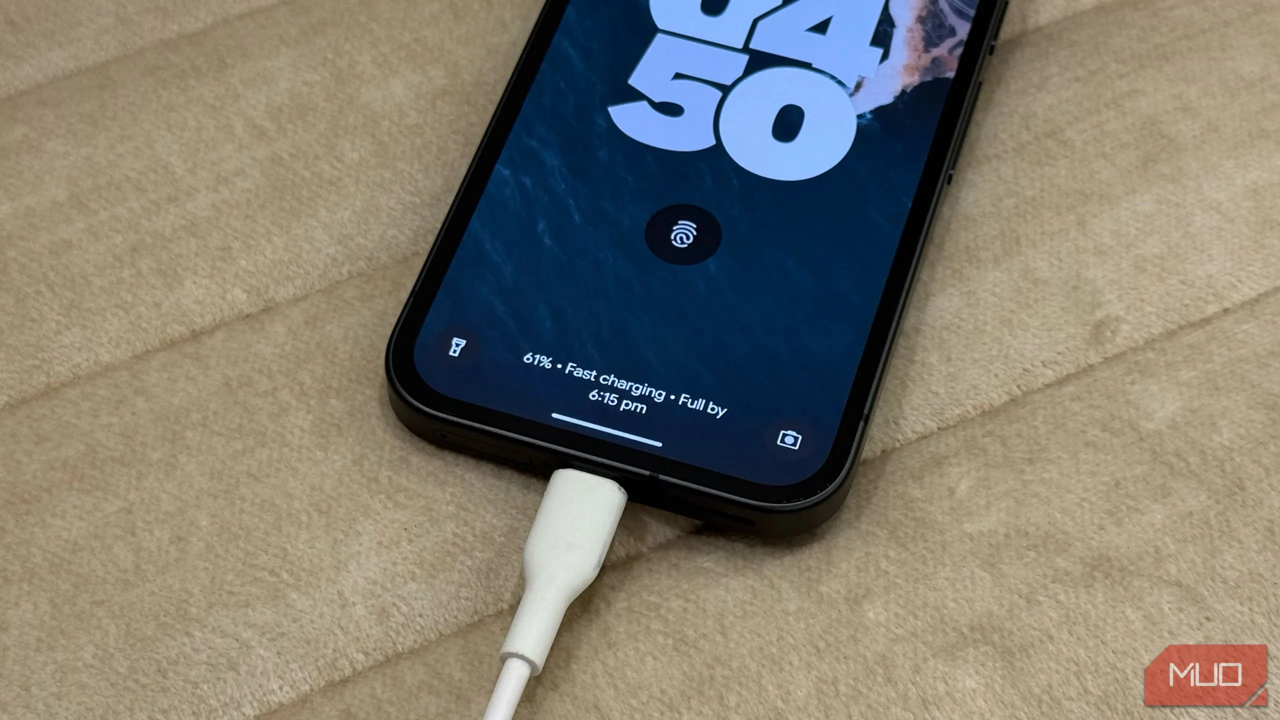 Điện thoại Google Pixel 9a đang sạc nhanh trên ghế sofa, minh họa việc sử dụng điện thoại khi đang sạc có thể tạo ra nhiệt độ không mong muốn.