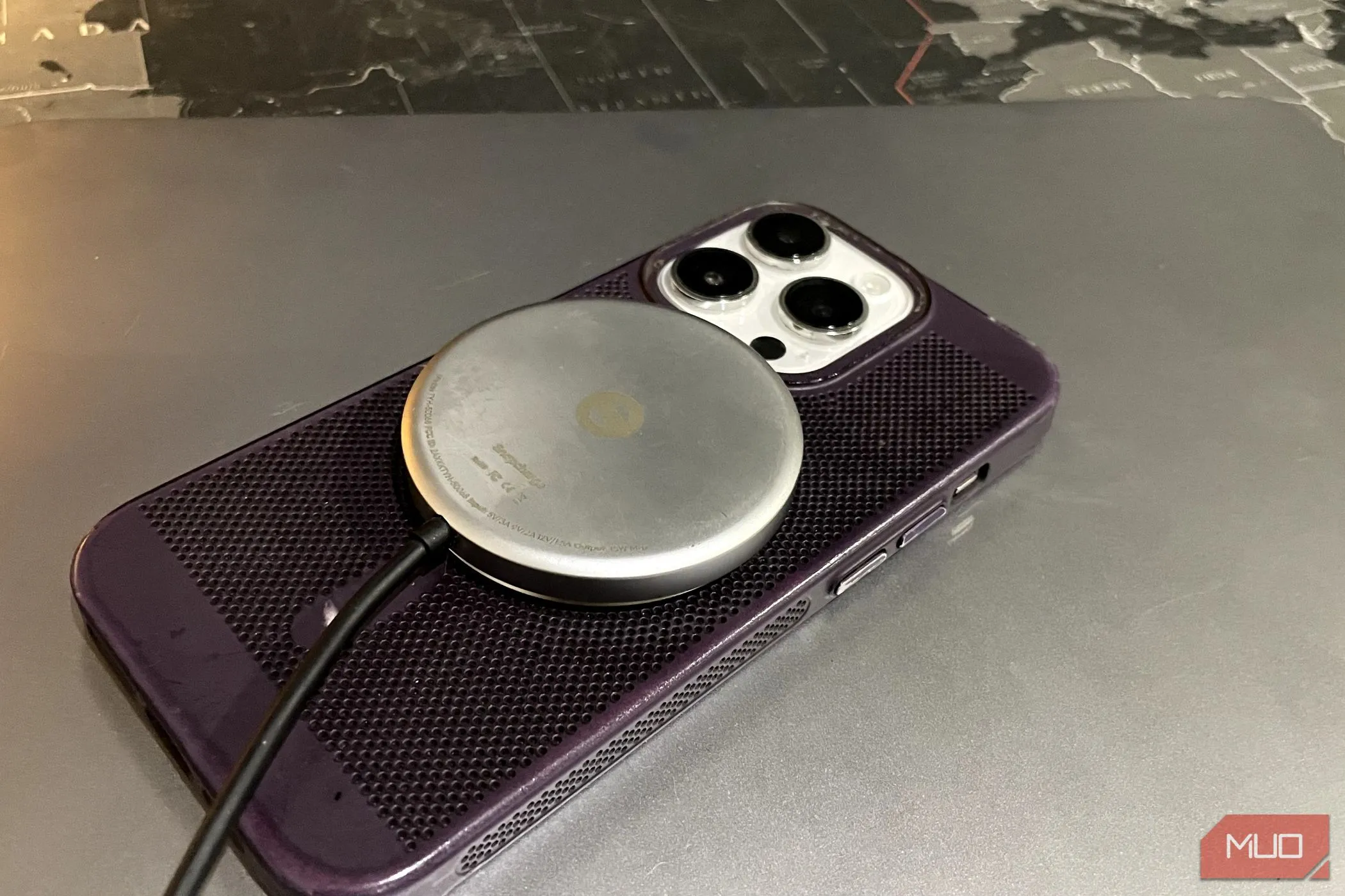 Điện thoại iPhone đang sạc không dây qua ốp lưng, minh họa tính năng tiện ích bổ sung