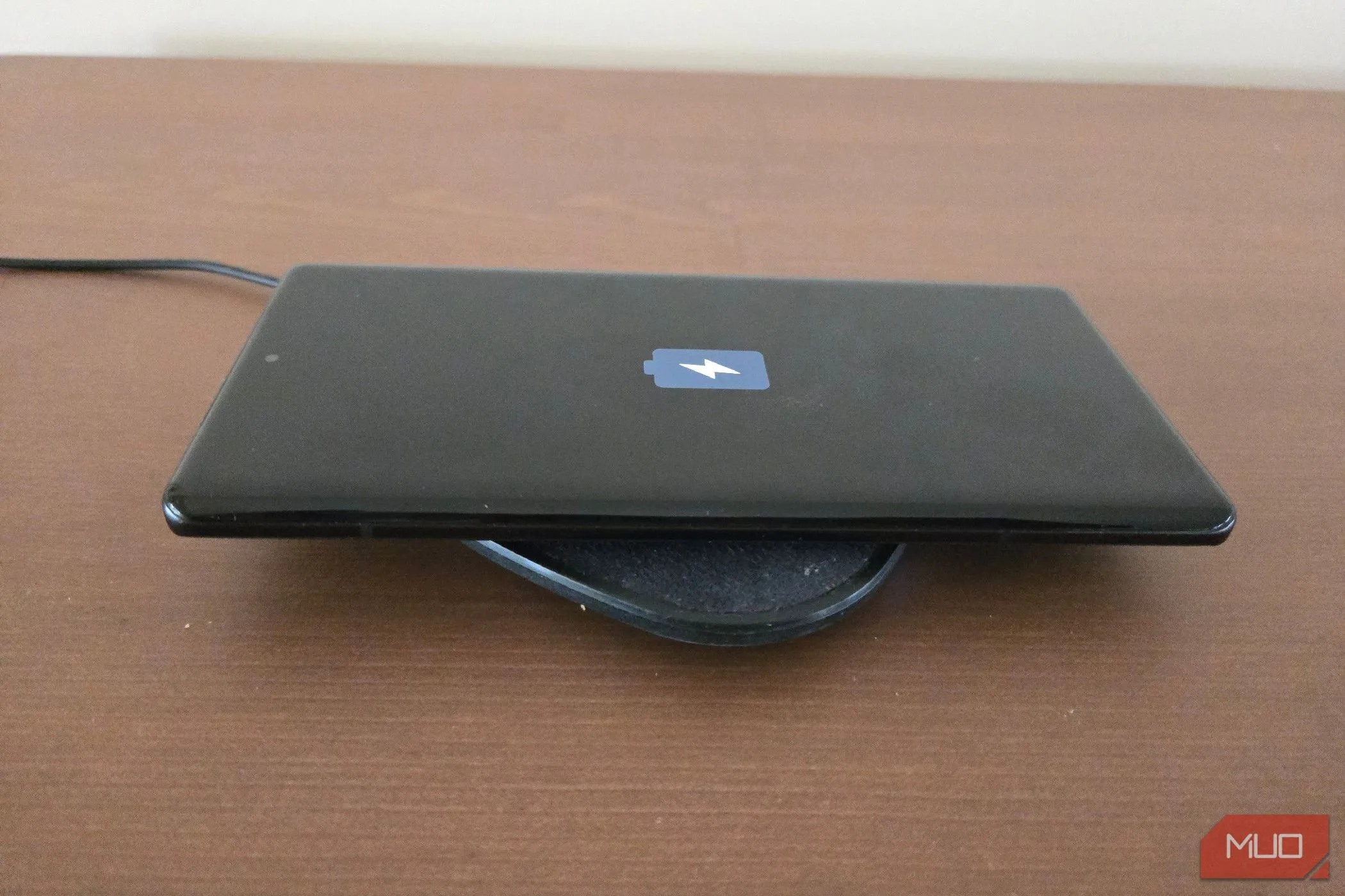 Điện thoại Motorola Edge Plus 2023 đang sạc trên đế không dây, minh họa cho việc duy trì mức pin tối ưu để tránh tình trạng cạn kiệt pin thường xuyên.