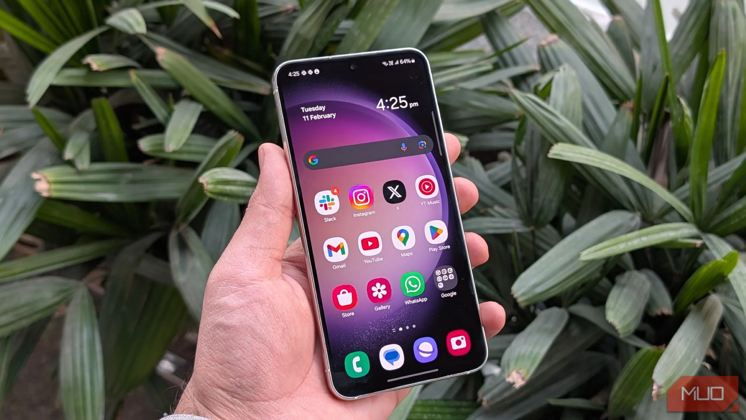 Điện thoại Samsung Galaxy S23 màu tím đặt trên mặt phẳng
