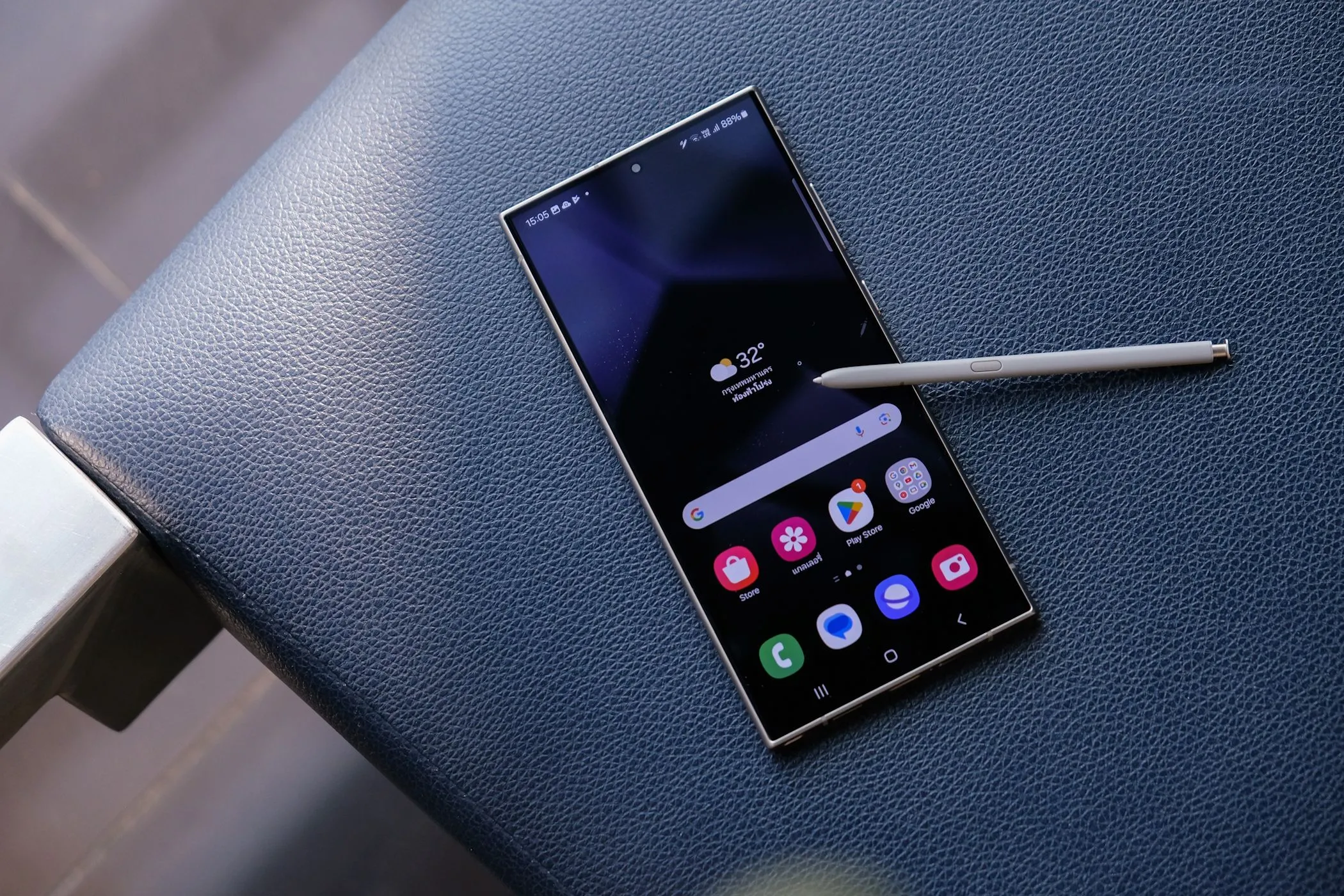 Điện thoại Samsung Galaxy S24 Ultra với bút S Pen đặt trên ghế, minh họa thiết bị cao cấp hỗ trợ các tính năng sạc nâng cao