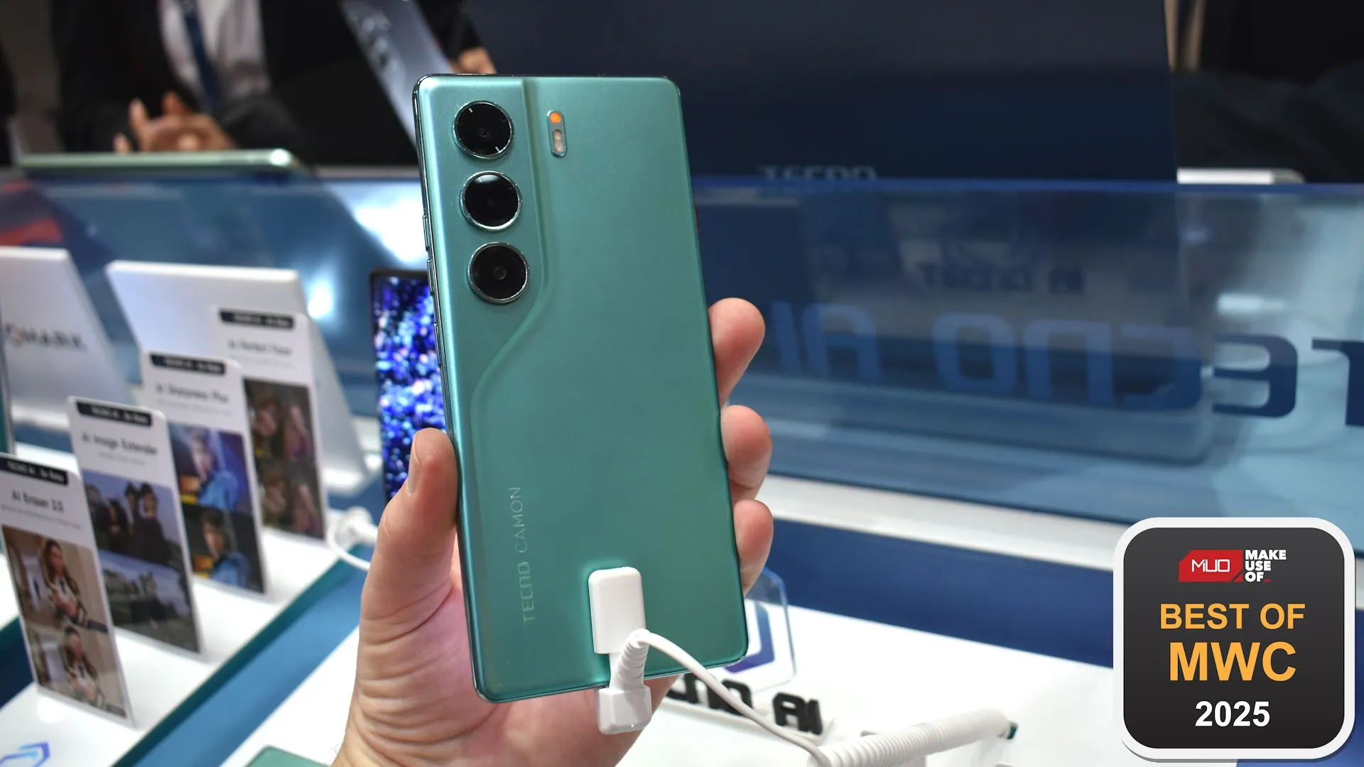 Điện thoại Tecno Camon 40 Pro 5G cầm tay với chứng nhận giải thưởng tại sự kiện MWC 2025, nổi bật khả năng nhiếp ảnh.