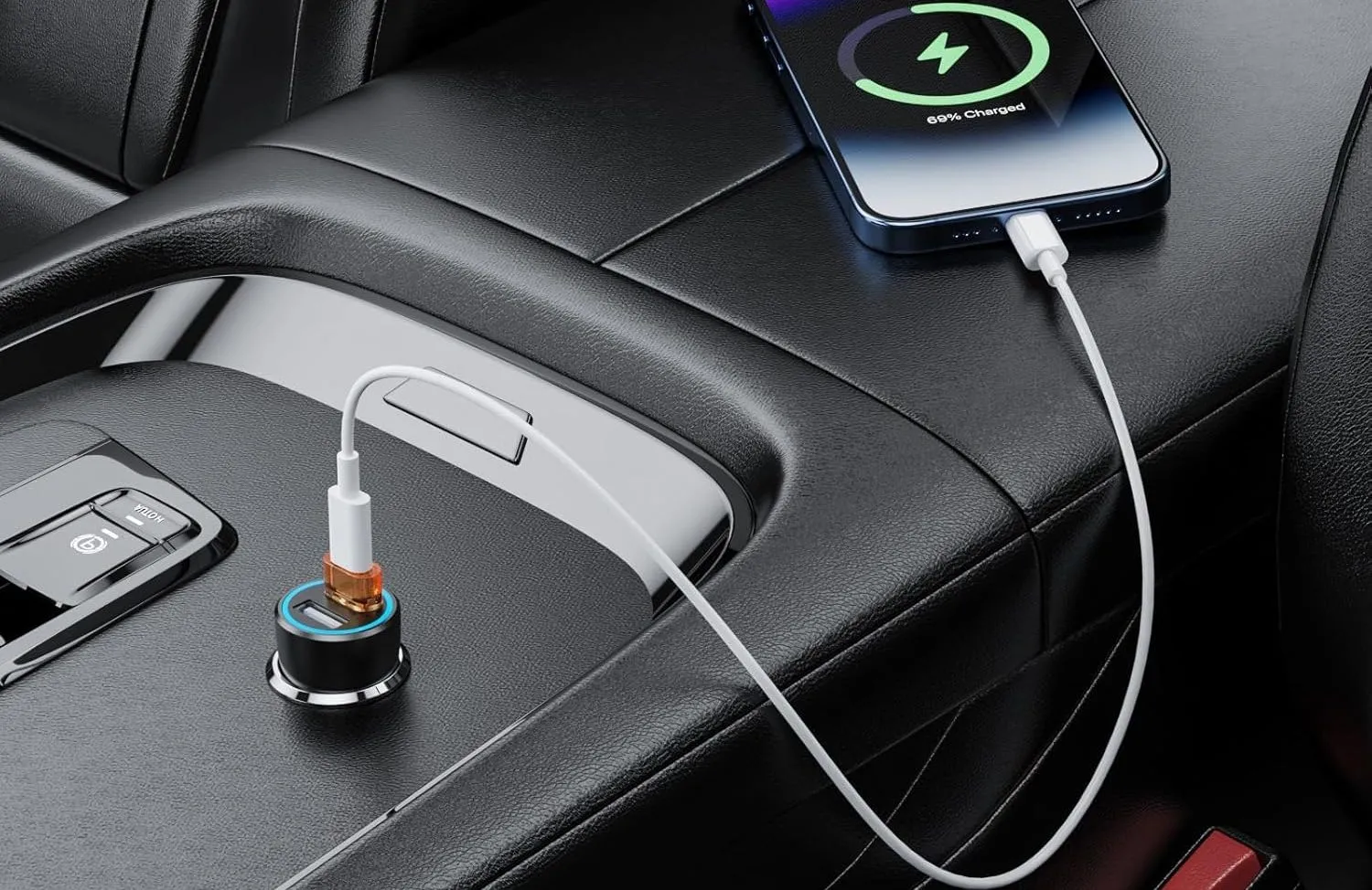 Điện thoại thông minh đang sạc trong ô tô qua cáp USB-C kết nối với bộ chuyển đổi USB sang USB-C