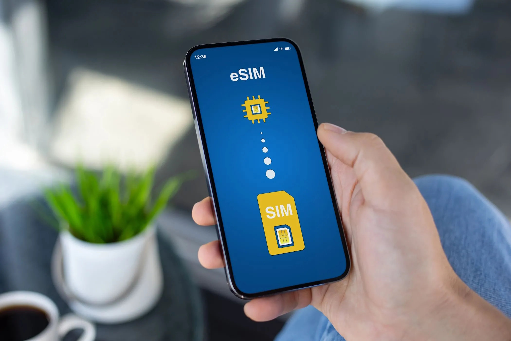 Điện thoại thông minh minh họa quá trình chuyển đổi từ SIM vật lý sang eSIM