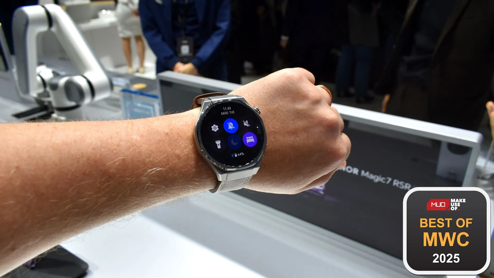 Đồng hồ thông minh Honor Watch 5 Ultra màu vàng đồng, được trao giải thưởng tại MWC 2025, thể hiện sự cao cấp và bền bỉ.