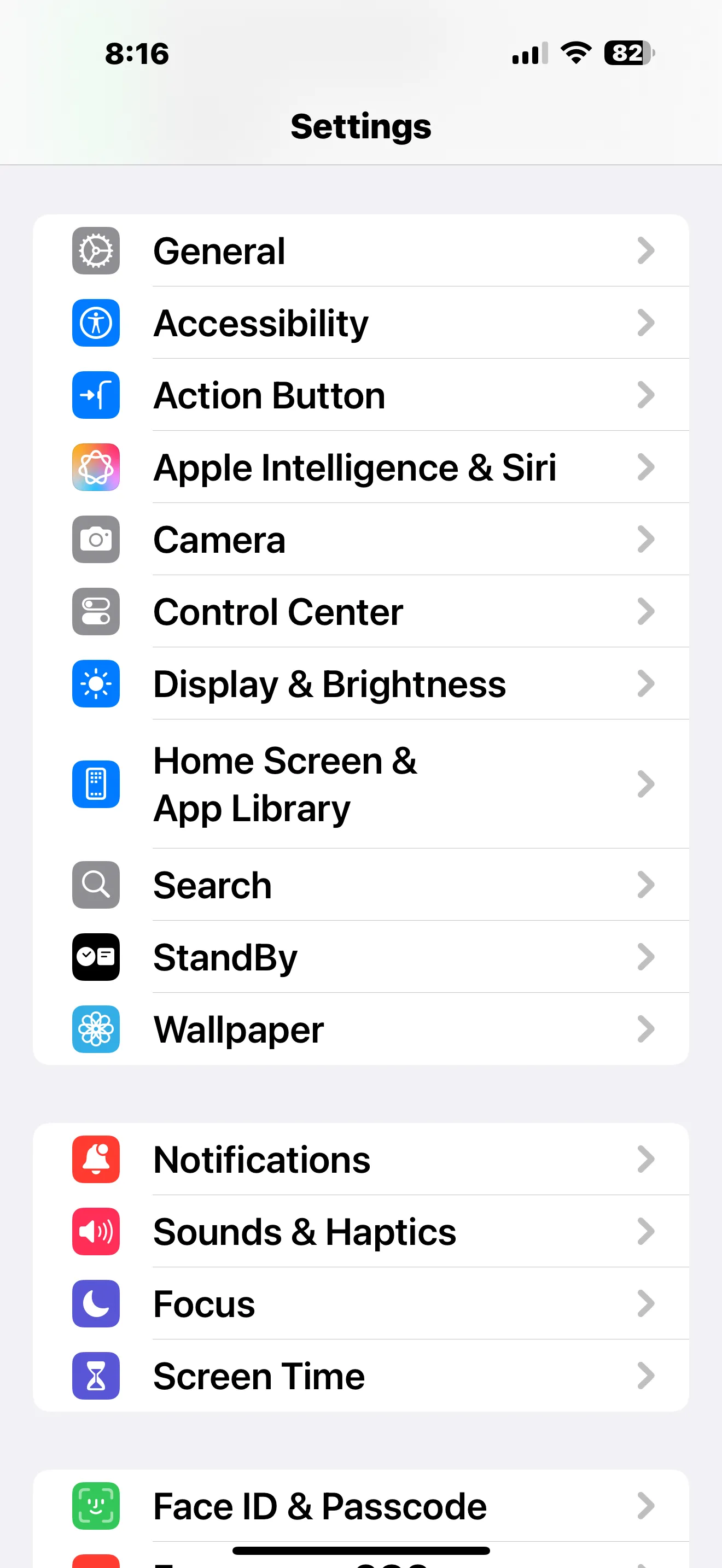 Giao diện Cài đặt iPhone với tùy chọn &quot;Nút Tác Vụ&quot; (Action Button) được chọn để tùy chỉnh.