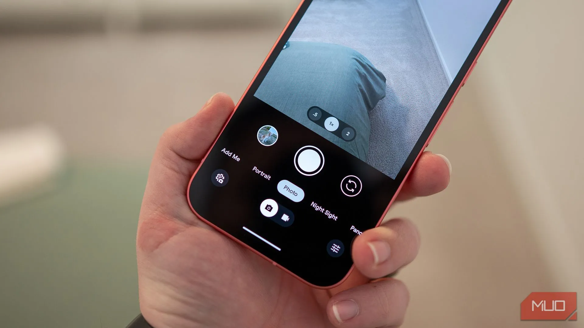 Giao diện điều khiển camera trên Google Pixel 9a, minh họa khả năng chụp ảnh và chỉnh sửa ảnh AI.