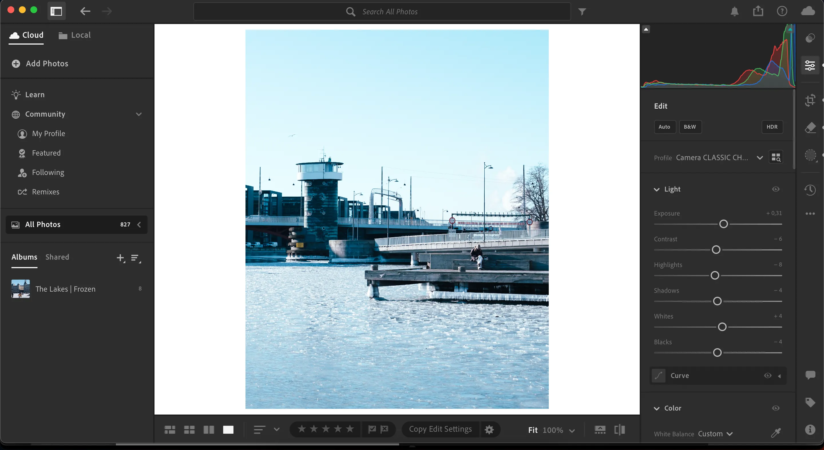 Giao diện người dùng tinh gọn, dễ điều hướng của Lightroom CC trên màn hình máy tính