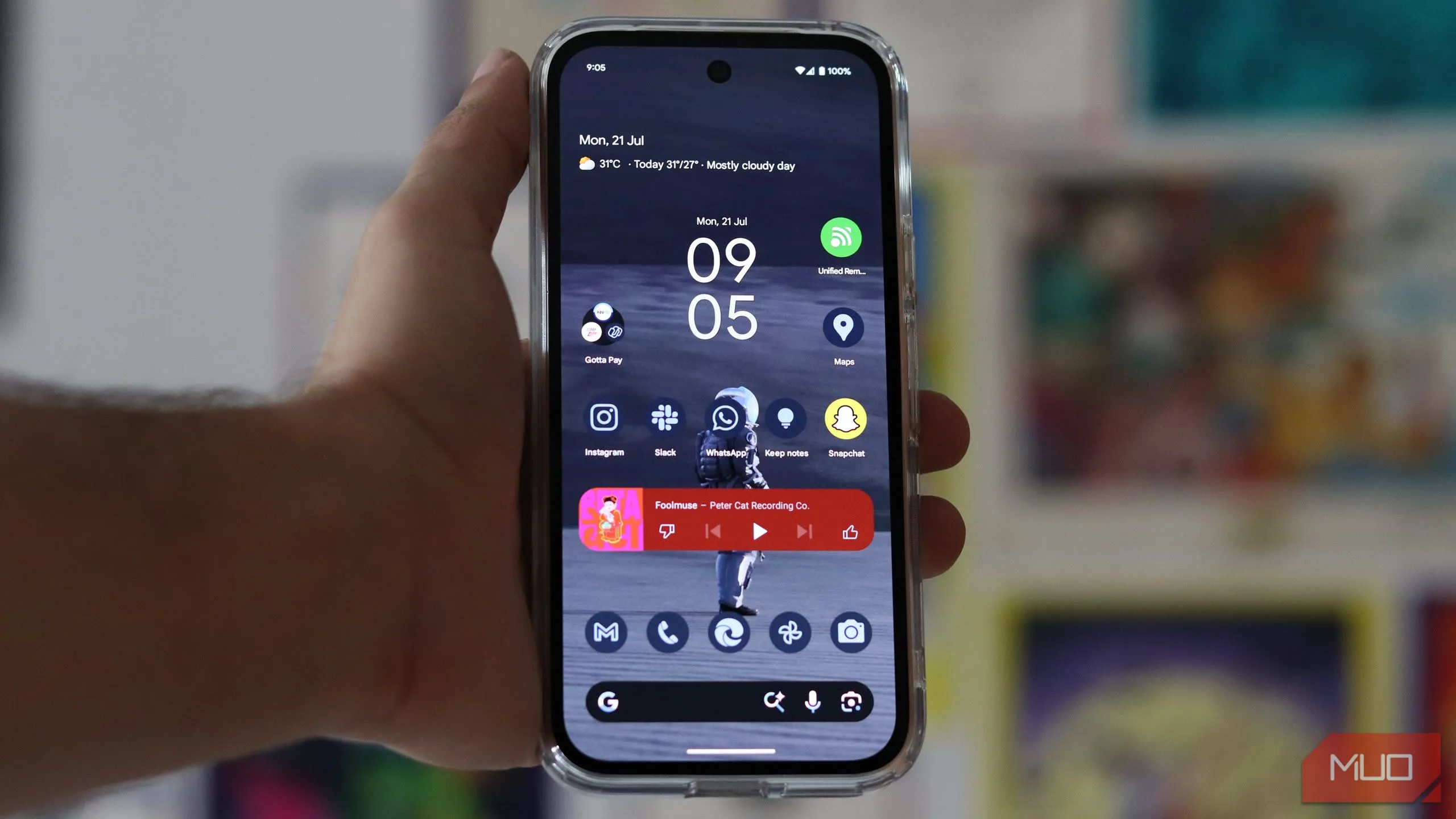 Giao diện Pixel Launcher trên điện thoại Pixel 9a với các biểu tượng ứng dụng và widget &quot;At a Glance&quot; đặc trưng, thể hiện sự tối giản và tích hợp