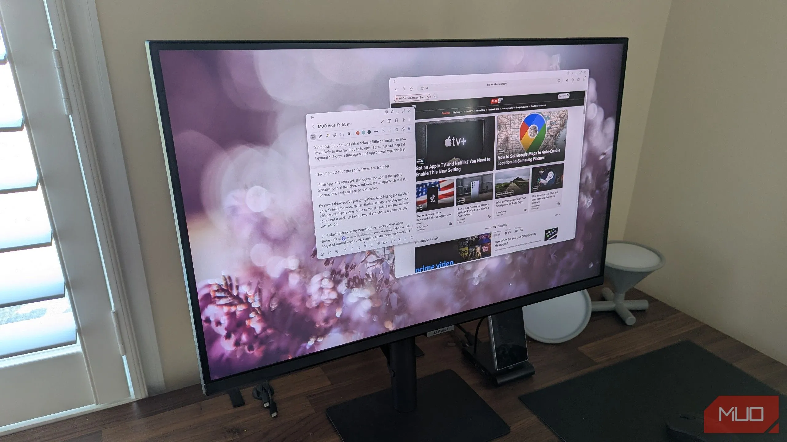 Giao diện Samsung DeX hiển thị trên màn hình ngoài với thanh tác vụ đã ẩn, minh họa khả năng làm việc như máy tính từ điện thoại.