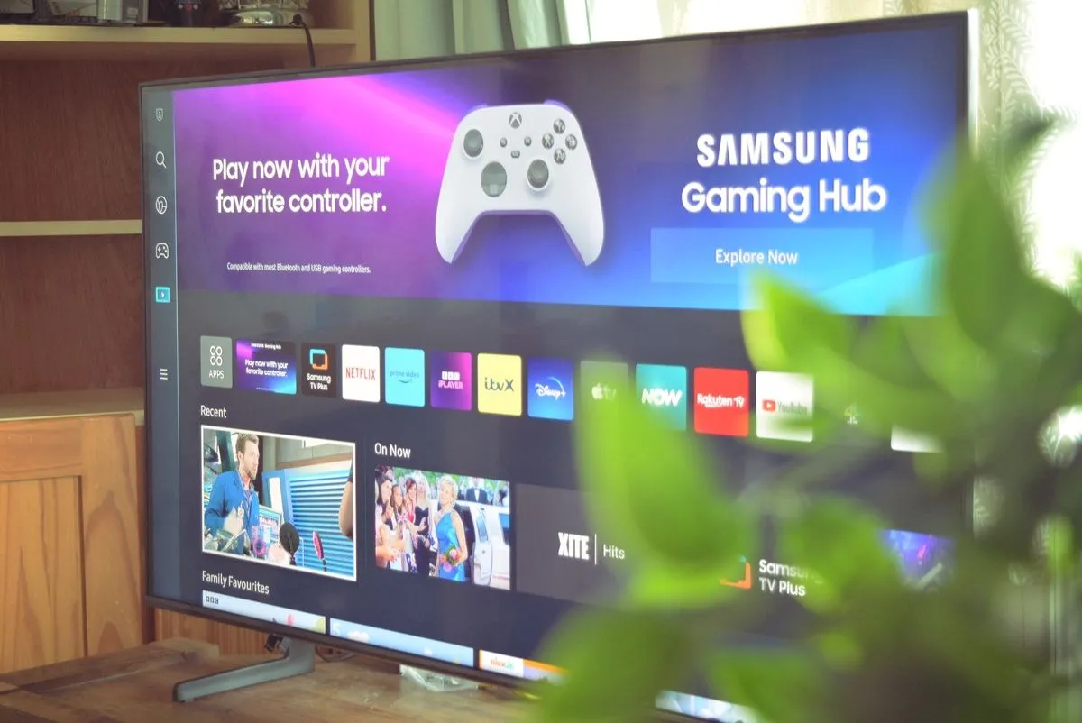 Giao diện Samsung Gaming Hub trên TV SAMSUNG QE43Q60B, thể hiện khả năng biến smart TV cũ thành trung tâm chơi game retro