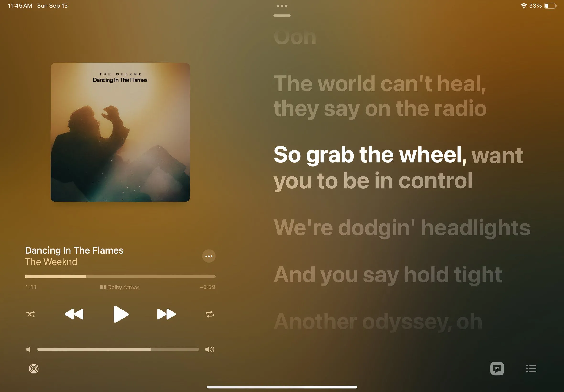 Giao diện tính năng Apple Music Sing hiển thị lời bài hát theo thời gian thực để người dùng hát karaoke.