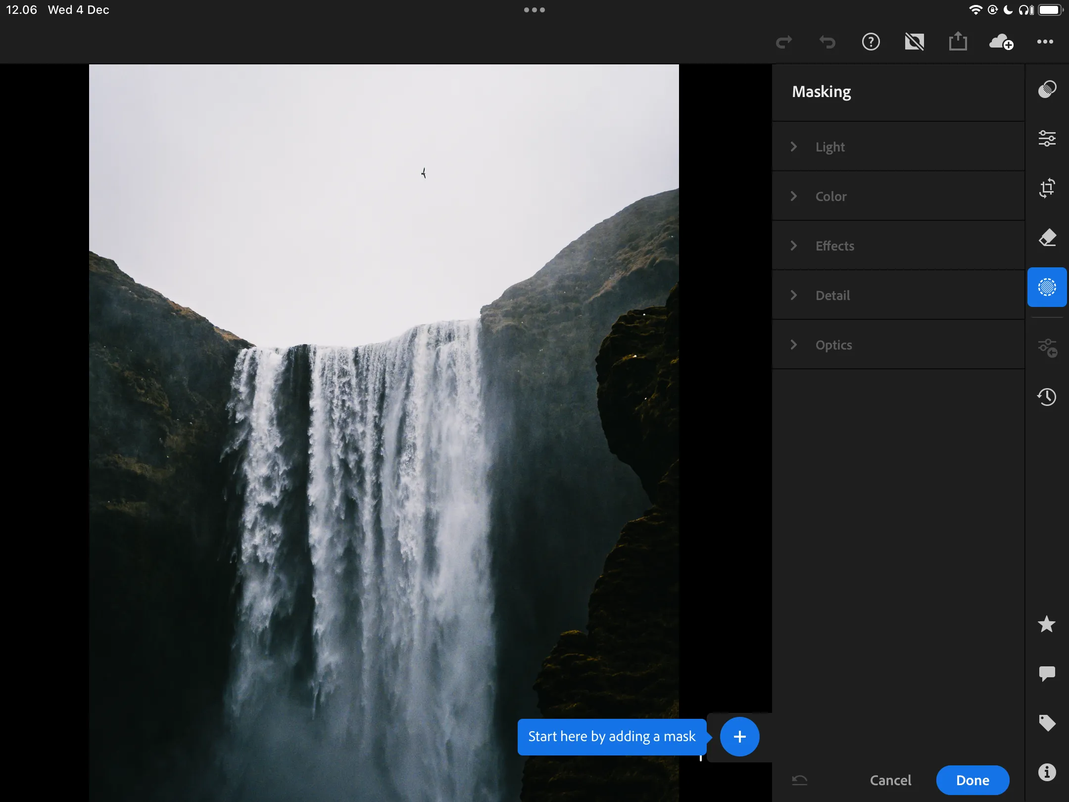 Giao diện ứng dụng Lightroom CC trên iPad cho phép chọn và chỉnh sửa nhiều phiên bản ảnh khác nhau