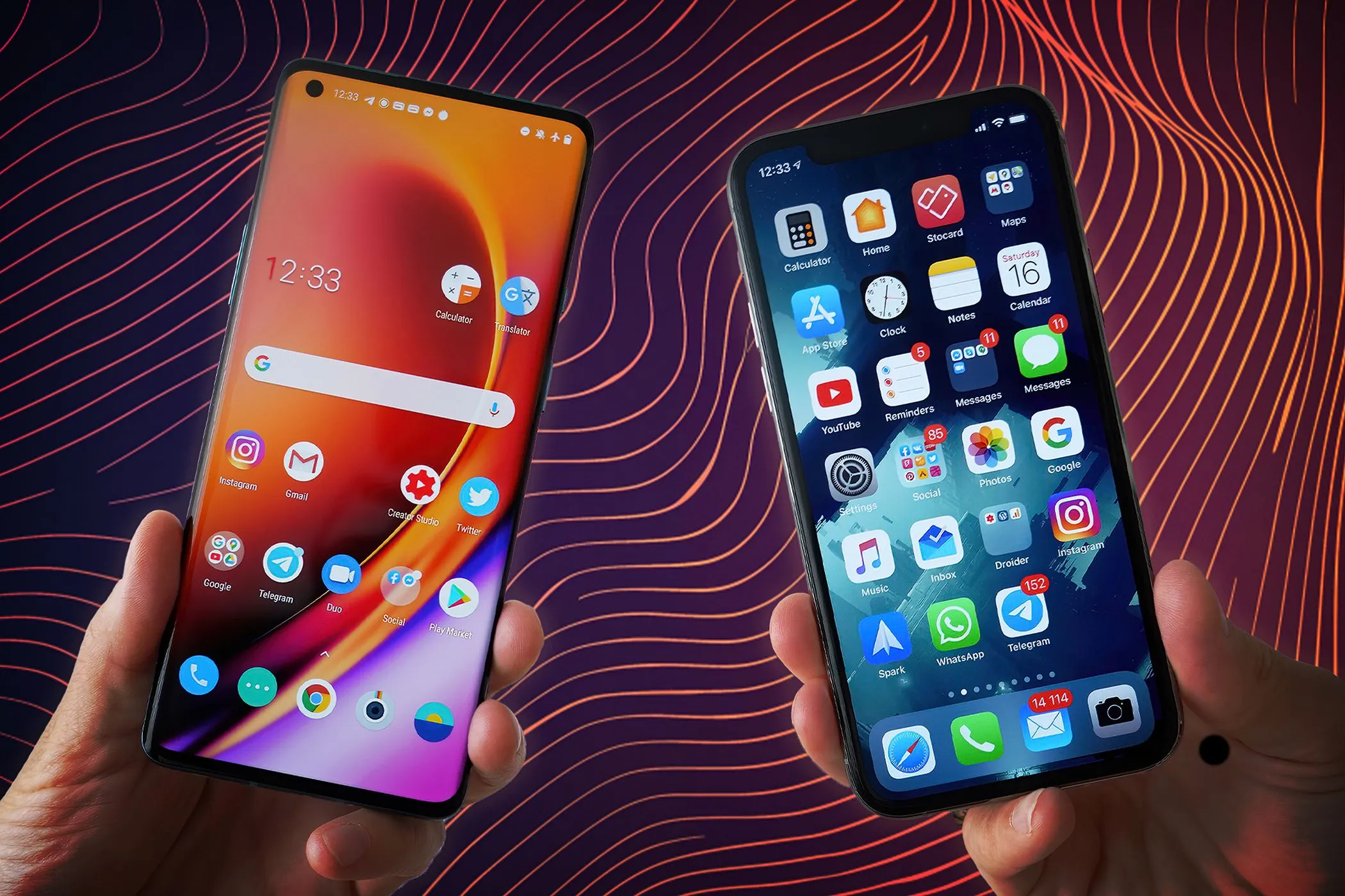 Hai bàn tay giữ song song một iPhone và một điện thoại Android hiển thị màn hình chính khác nhau, biểu trưng cho việc sử dụng hai thiết bị cùng lúc.