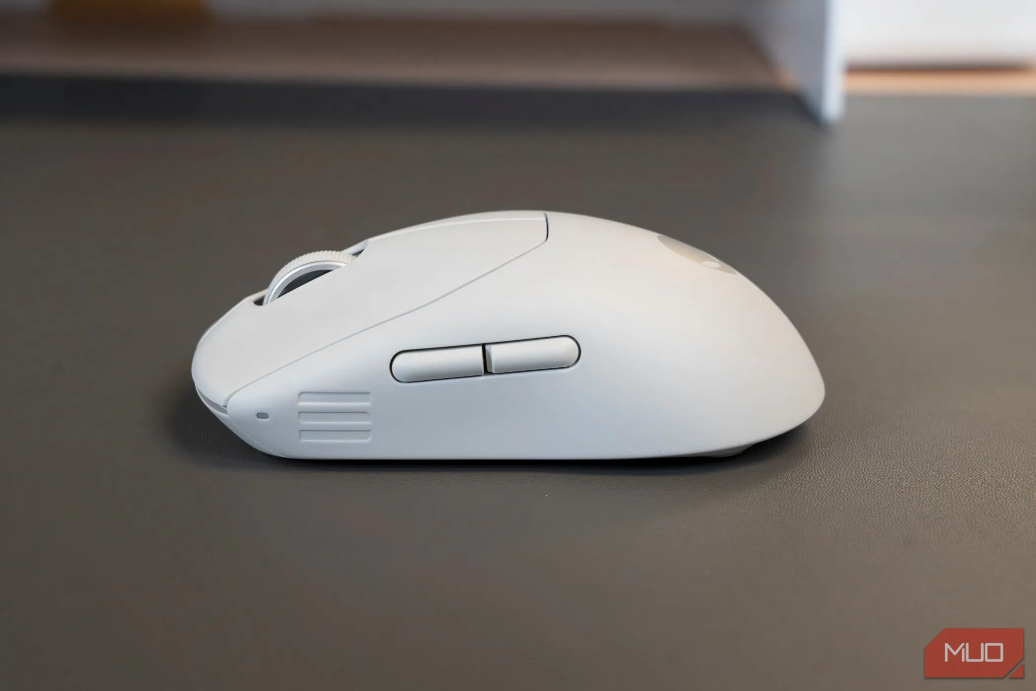 Hình ảnh cận cảnh cạnh bên của chuột chơi game không dây Alienware Pro màu đen, cho thấy thiết kế công thái học
