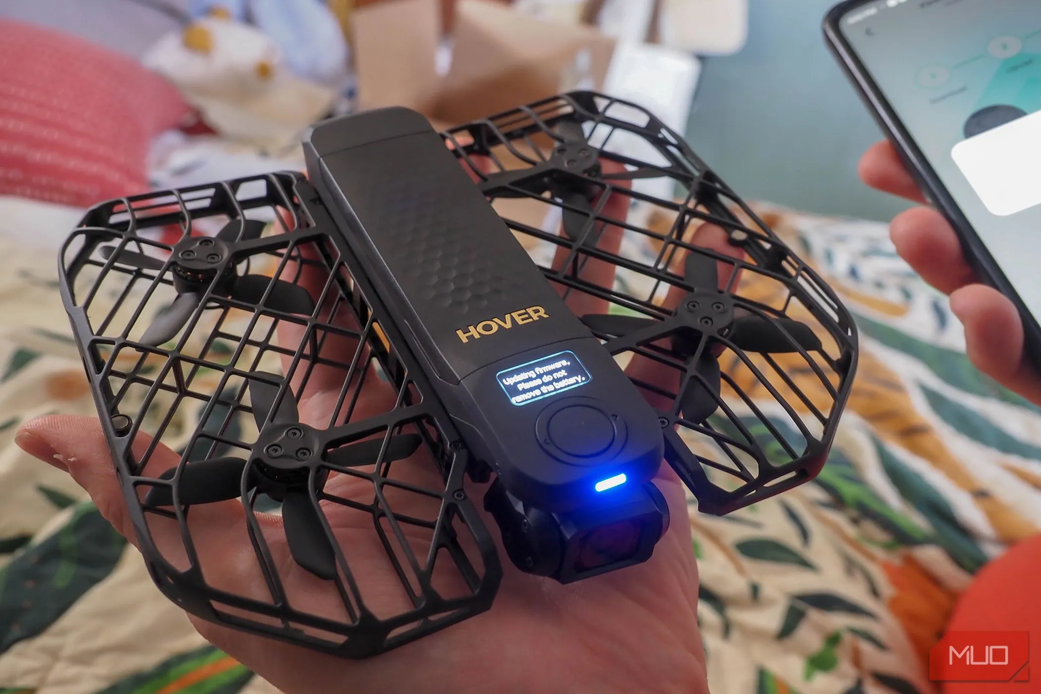 Hình ảnh cập nhật firmware cho HOVERAir X1 Promax bên trong nhà