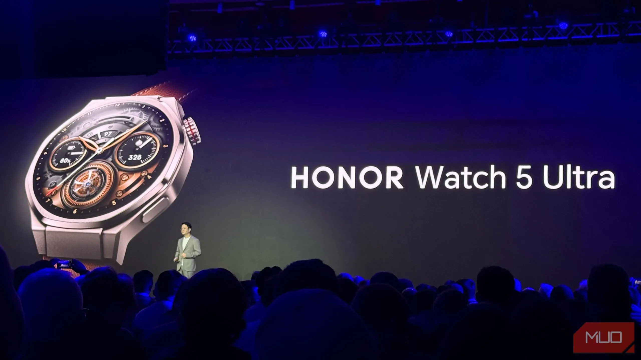 Honor giới thiệu đồng hồ thông minh Honor Watch 5 Ultra tại buổi thuyết trình MWC 2025