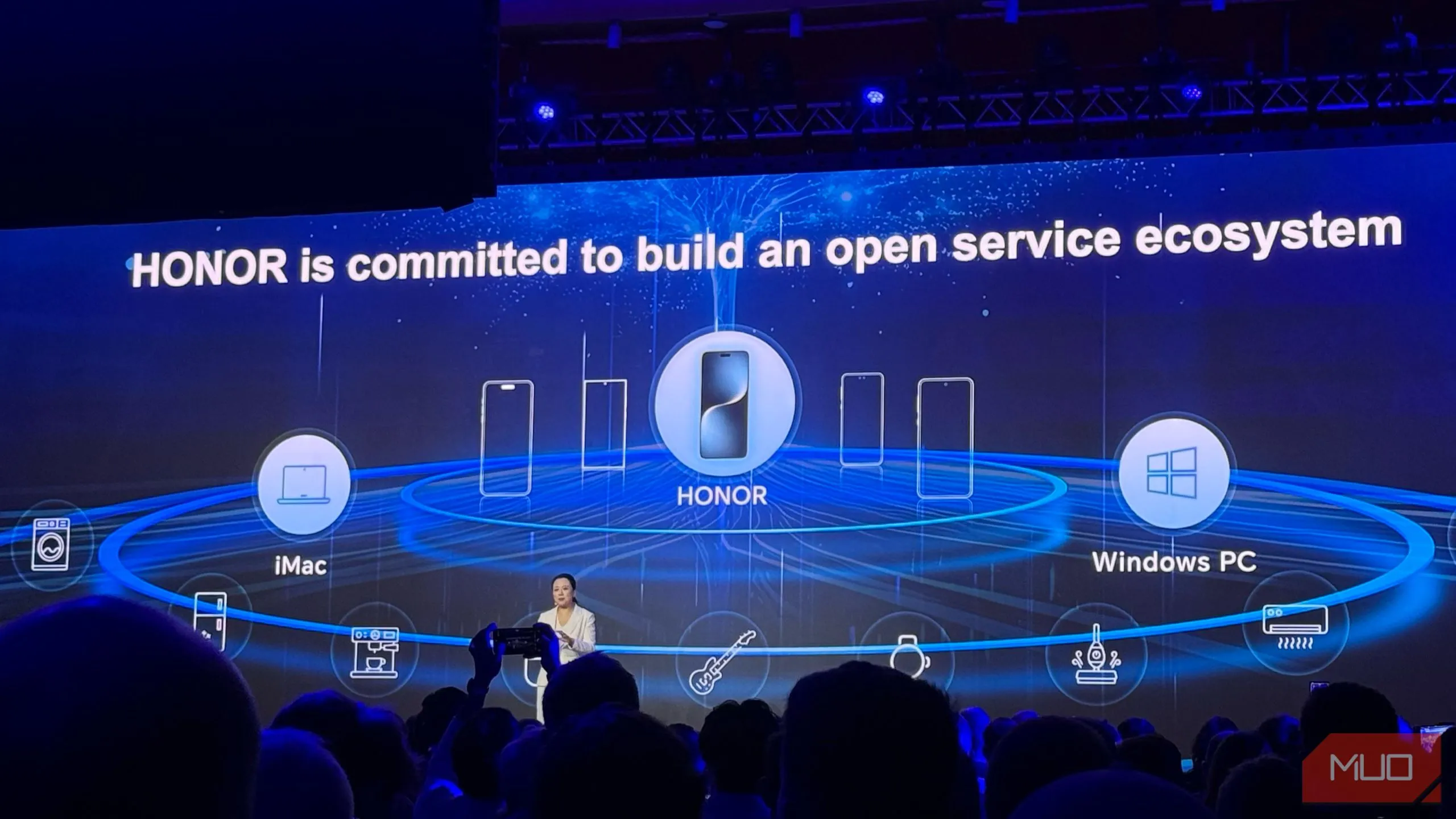 Honor giới thiệu tầm nhìn về hệ sinh thái dịch vụ mở tại MWC 2025.