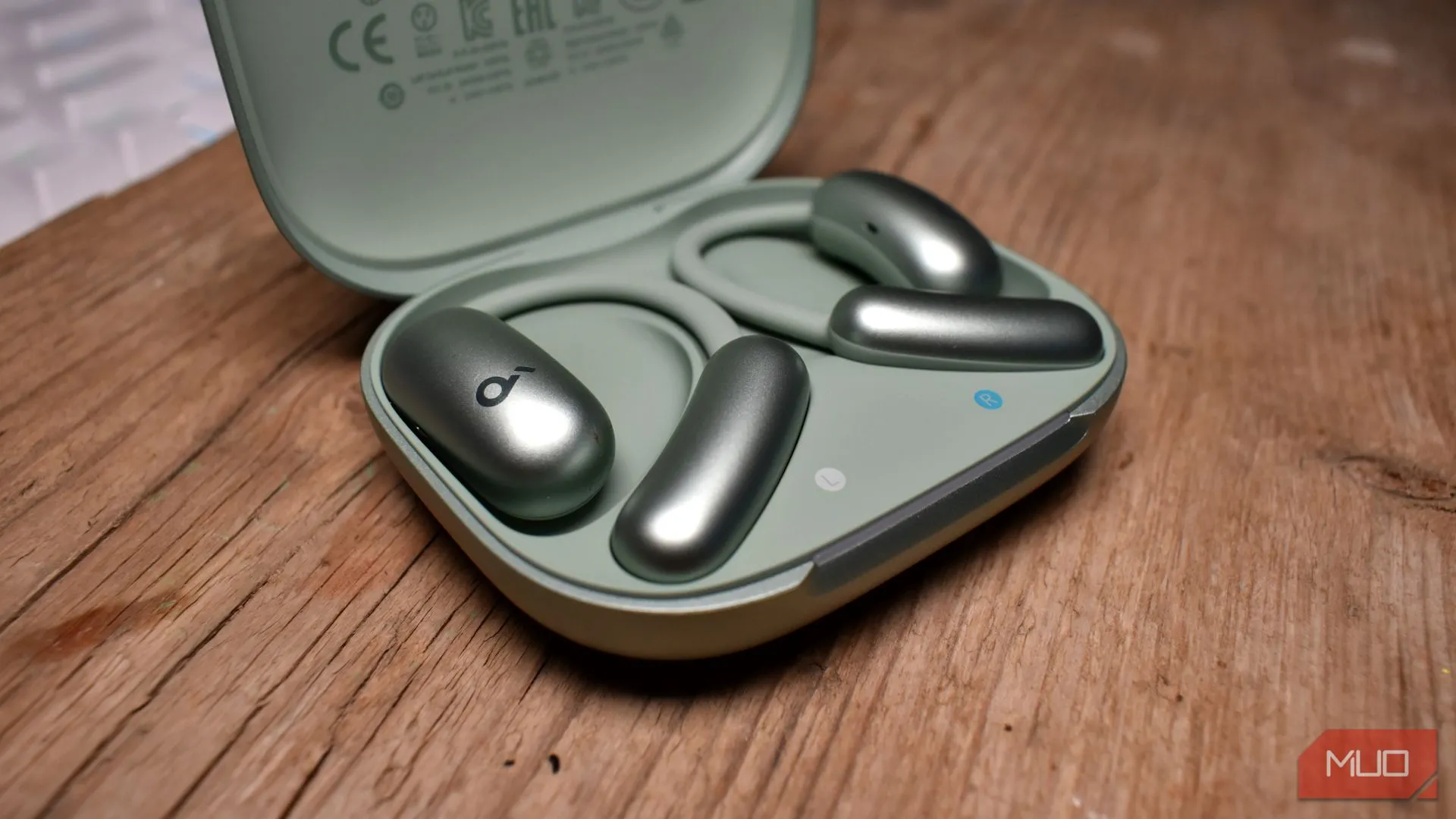Hộp sạc Soundcore AeroFit 2 mở ra với tai nghe bên trong