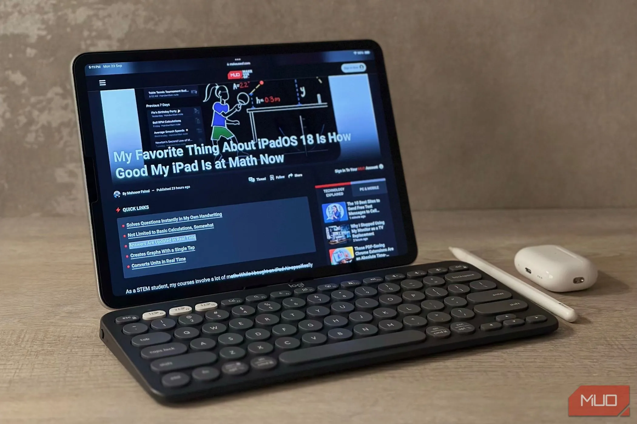 iPad cùng Apple Pencil, bàn phím Logitech Pebble Keys 2 K380s và AirPods trên bàn