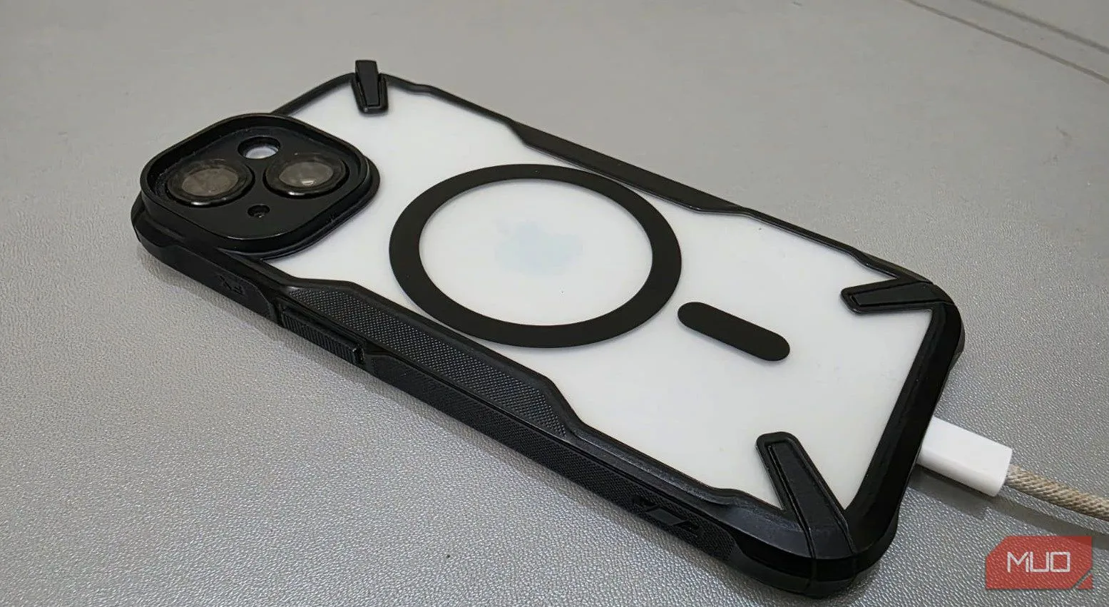 iPhone 15 đang được sạc qua cáp USB-C, minh họa tốc độ sạc khác nhau với các mức công suất sạc