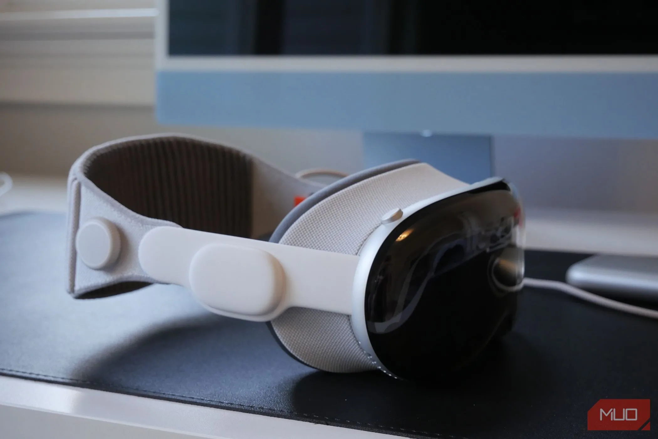 Kính thực tế hỗn hợp Apple Vision Pro đặt trên bàn làm việc, thể hiện thiết kế sang trọng.