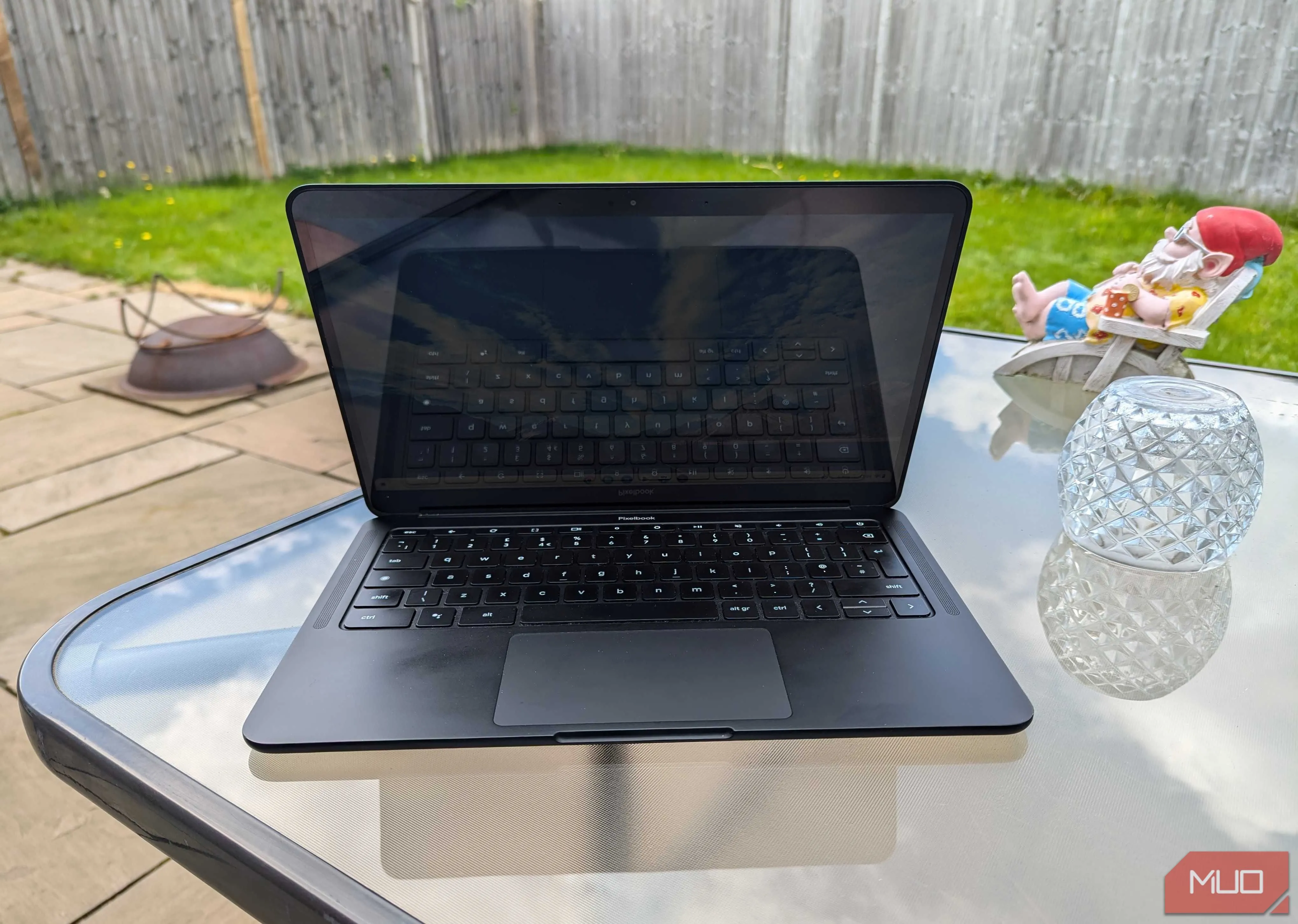 Laptop Chromebook đang mở đặt trên bàn vườn, biểu tượng cho khả năng khởi động nhanh