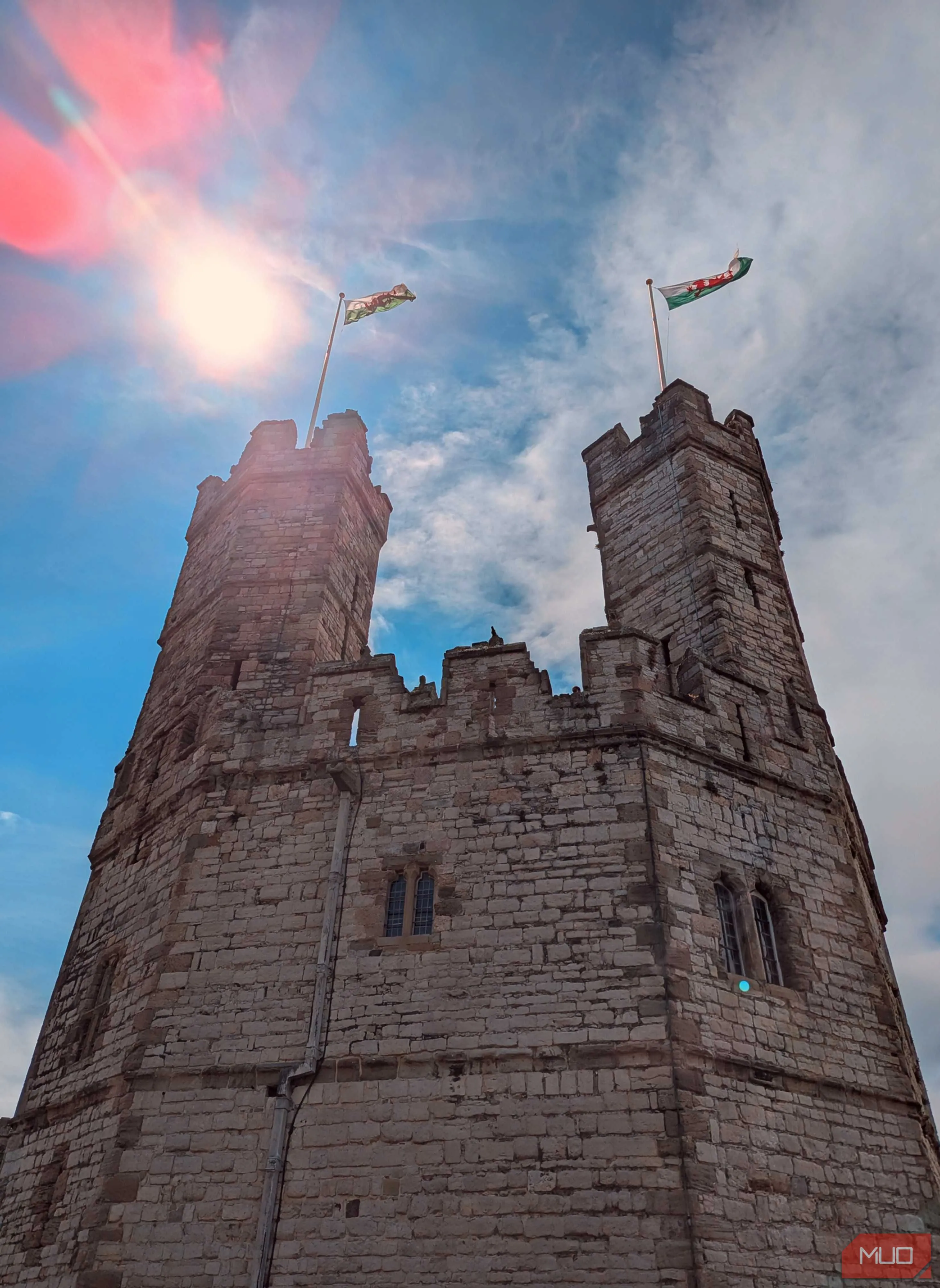 Lâu đài xứ Wales chụp từ góc thấp, nhấn mạnh sự đồ sộ và hùng vĩ của công trình