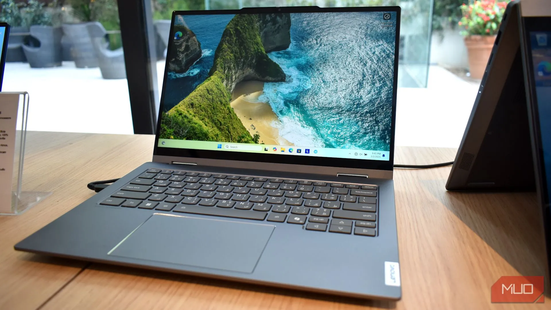 Lenovo Yoga Solar PC nhìn từ phía trước, cho thấy thiết kế mỏng gọn của mẫu laptop sạc pin bằng năng lượng mặt trời.