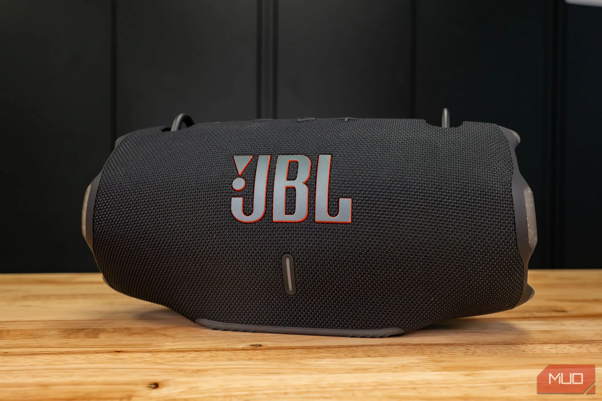 Loa Bluetooth di động JBL Xtreme 4 màu đen với logo JBL nổi bật trên bàn.