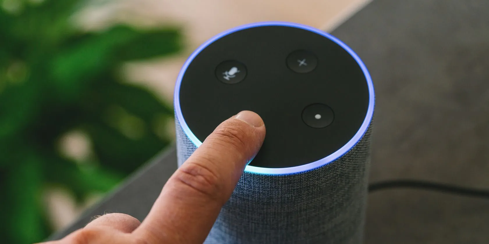 Loa thông minh Amazon Echo trong bối cảnh sử dụng hàng ngày, nhấn mạnh khả năng tương tác bằng giọng nói.