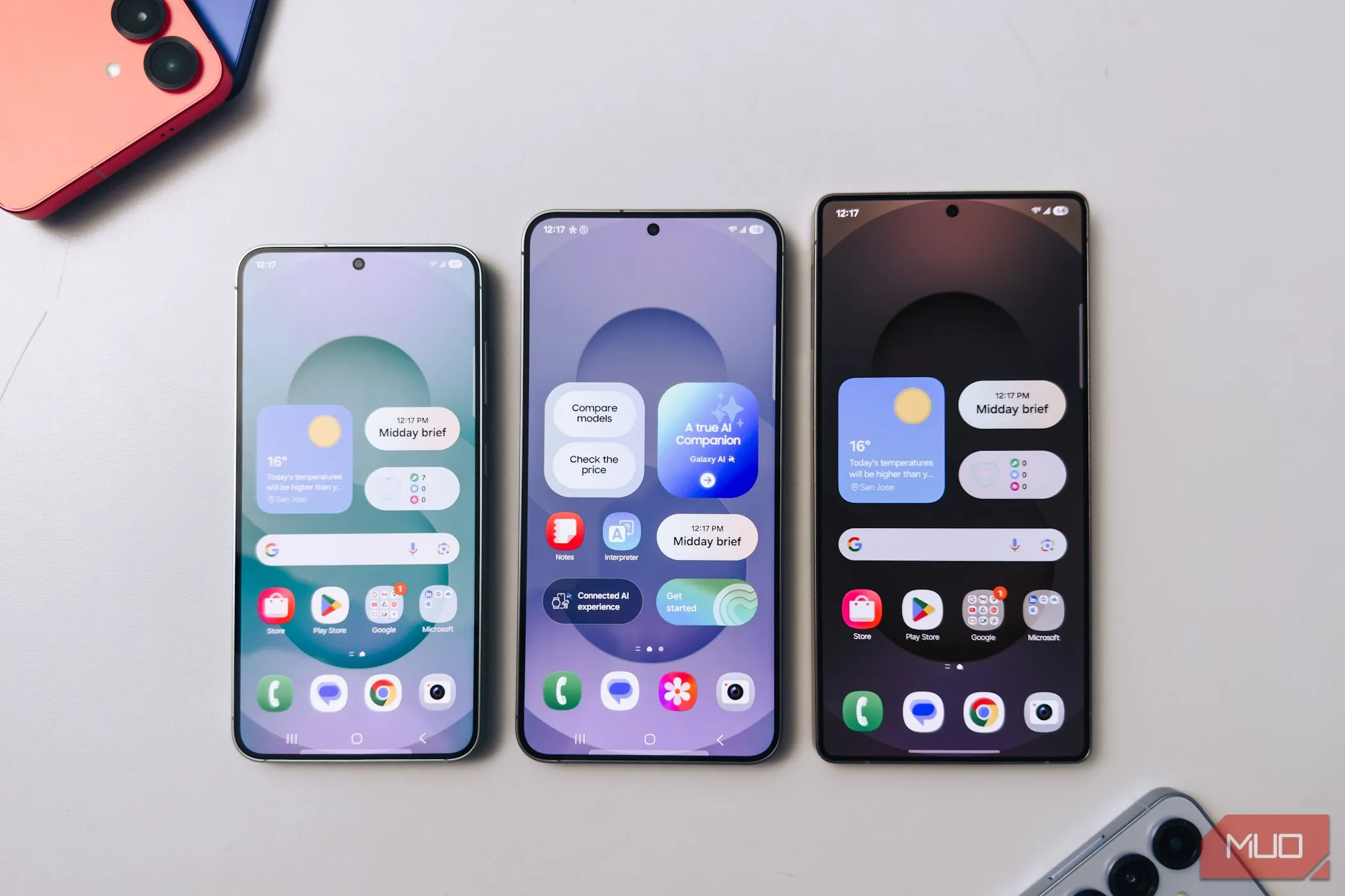 Loạt điện thoại Samsung Galaxy S25 với màn hình bật sáng trên bàn trắng, thể hiện giao diện phần mềm tối ưu