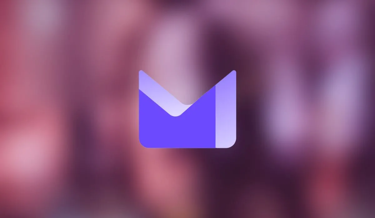 Logo Proton Mail trên nền mờ màu tím, biểu tượng của sự riêng tư và bảo mật email