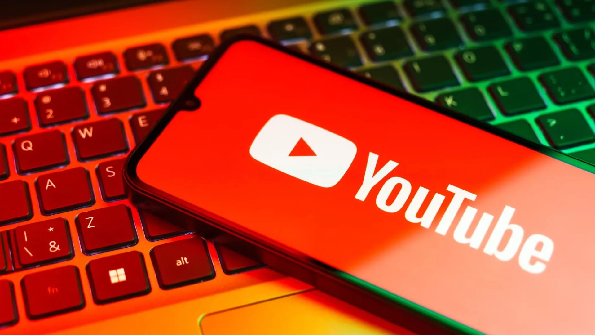 Logo YouTube trên màn hình điện thoại thông minh