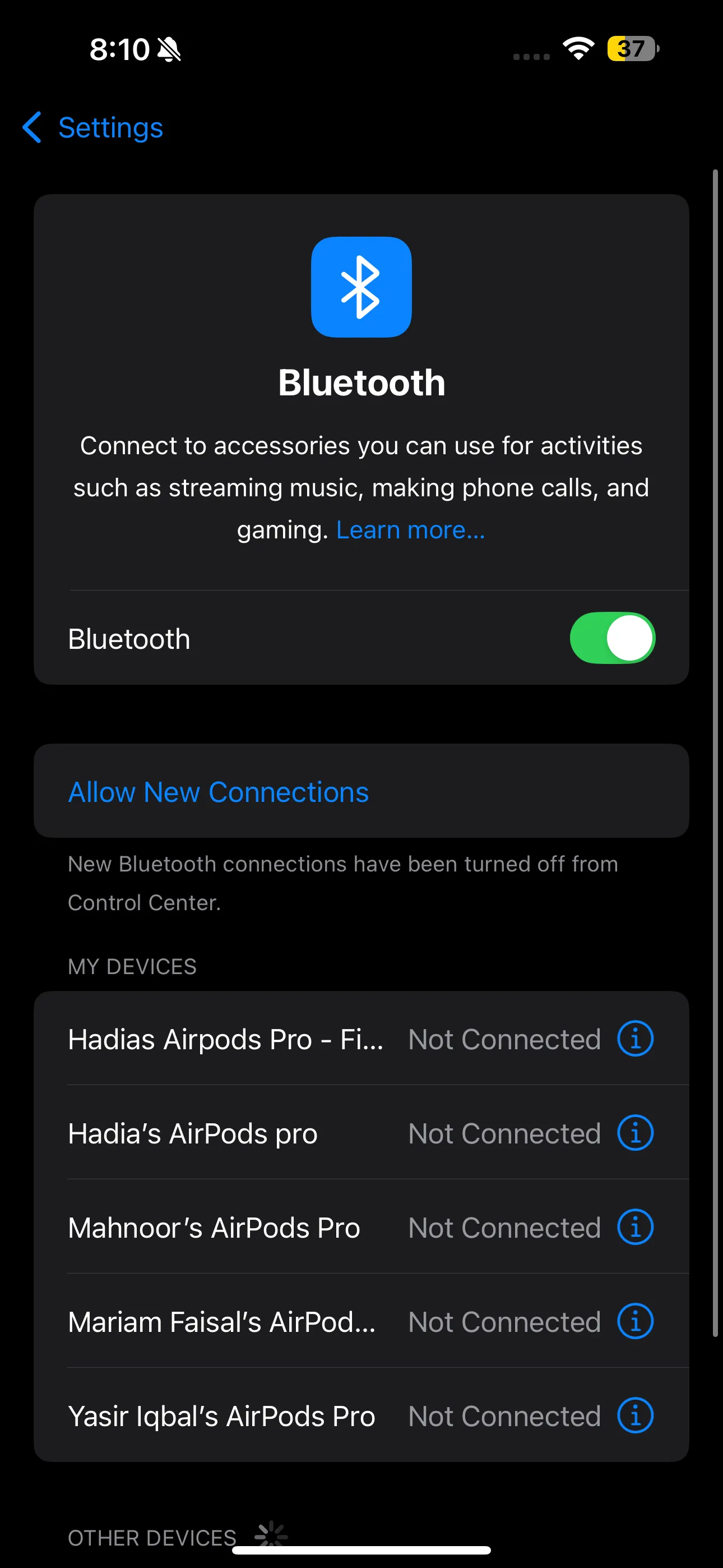 Màn hình cài đặt Bluetooth trên iOS với danh sách các thiết bị đã kết nối, hiển thị tùy chọn thông tin (i) bên cạnh tên AirPods để xem số kiểu máy