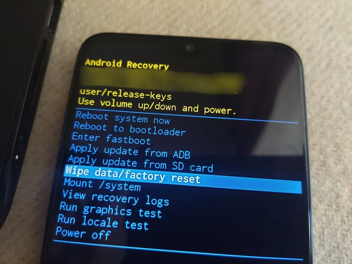 Màn hình chế độ phục hồi (Recovery Mode) của Android để xóa phân vùng bộ nhớ đệm