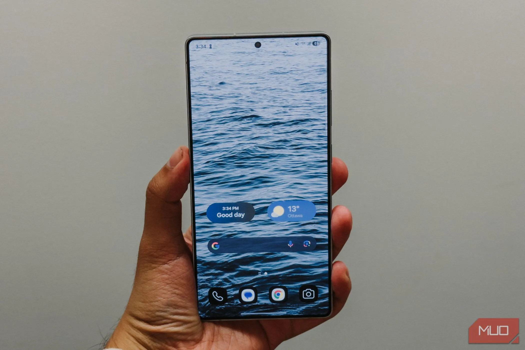 Màn hình chính của Samsung Galaxy S25 Ultra hiển thị trên tay người dùng
