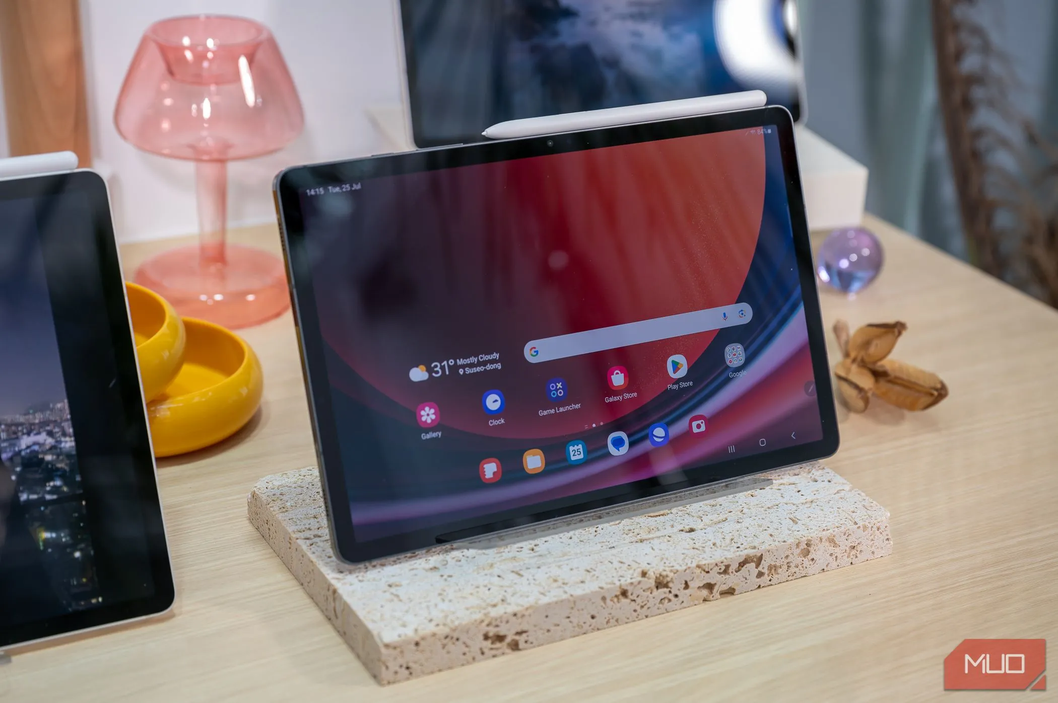 Màn hình chính của Samsung Galaxy Tab S9 hiển thị giao diện đa hồ sơ