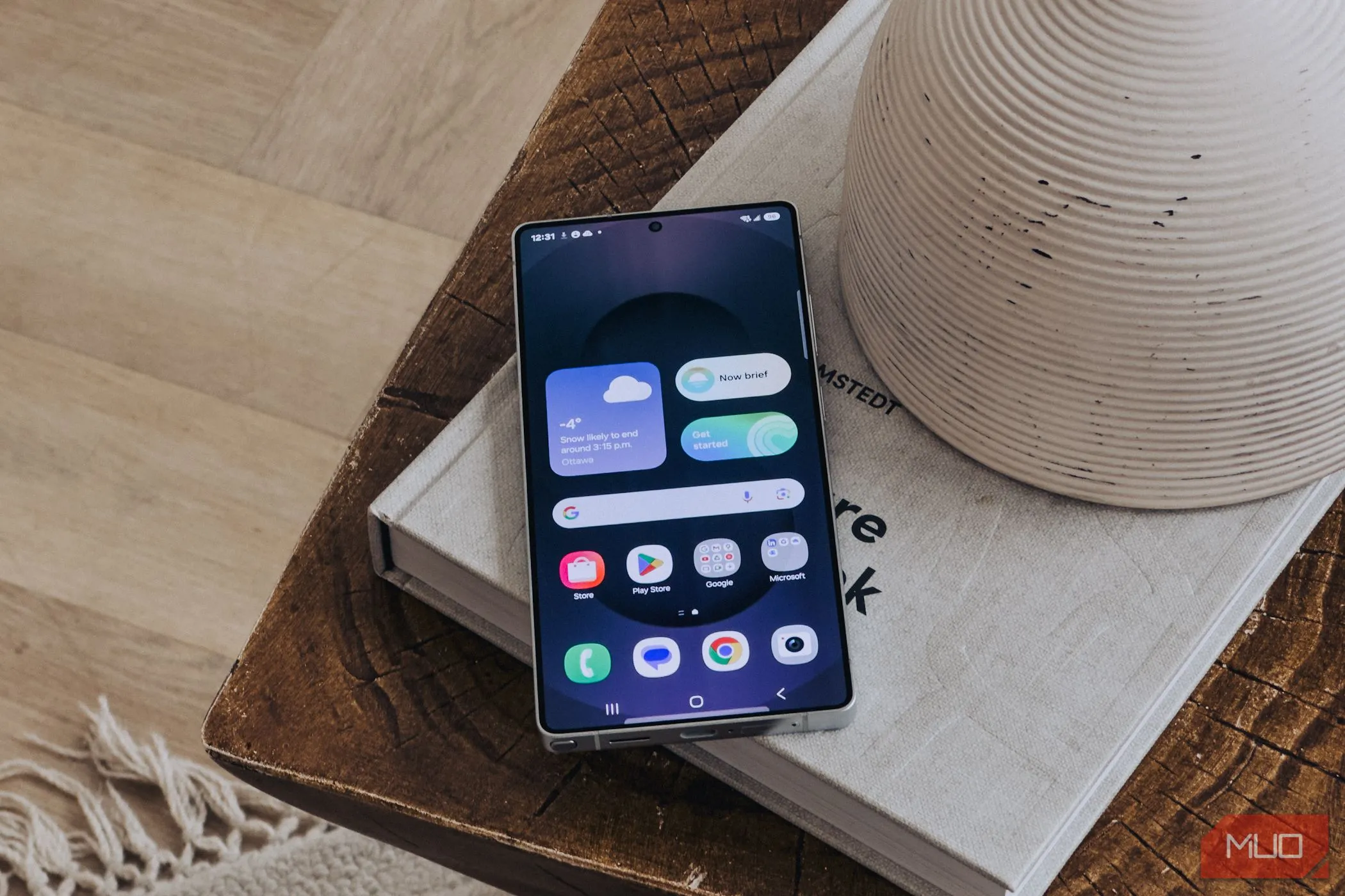 Màn hình chính Samsung Galaxy S25 hiển thị tính năng Daily Brief