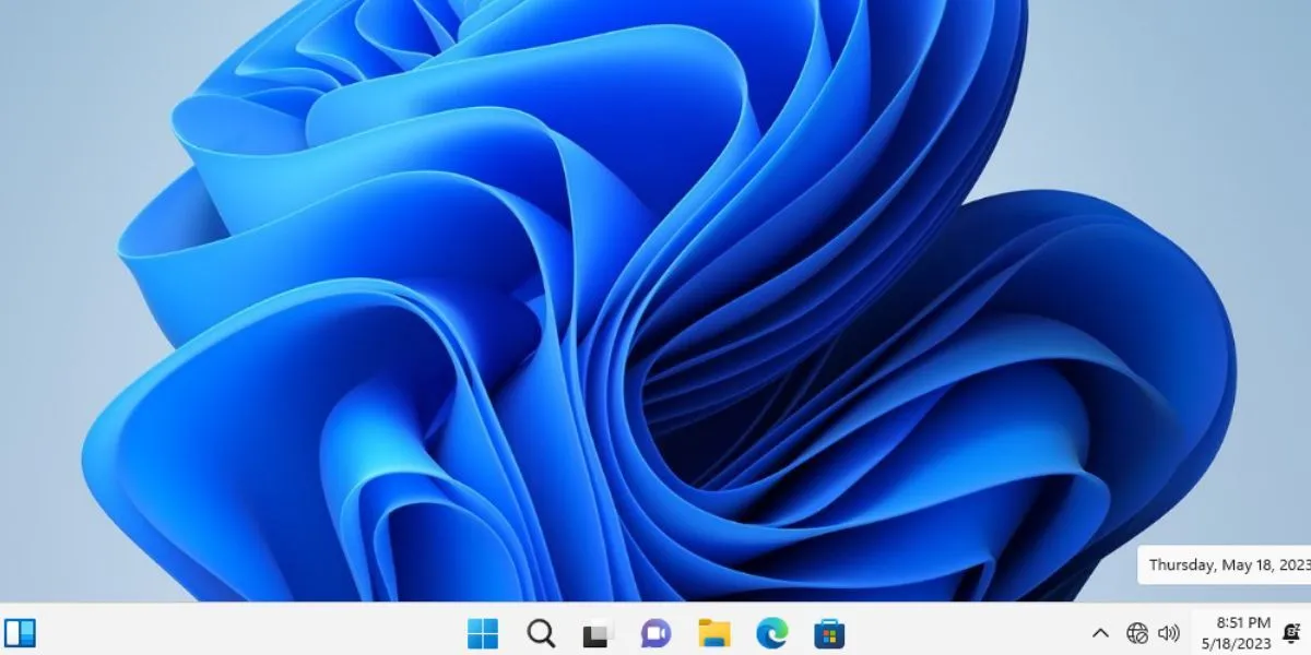 Màn hình desktop Windows 11 sau khi cài đặt thành công trên một hệ thống không đáp ứng yêu cầu tối thiểu