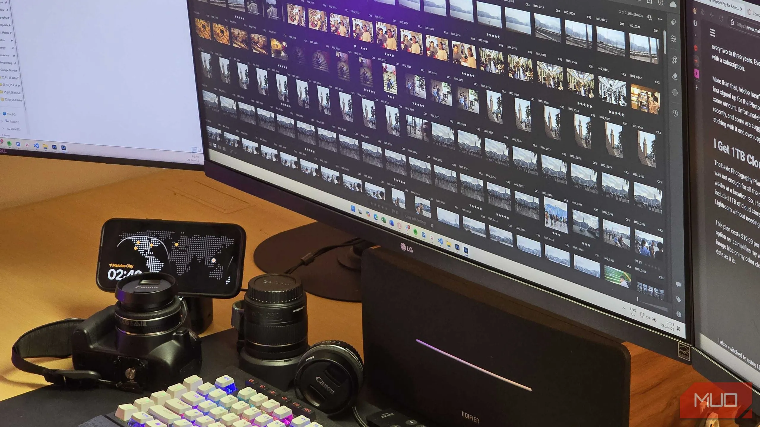 Màn hình hiển thị Adobe Lightroom với thư viện ảnh và thiết bị máy ảnh phía trước, minh họa khả năng lưu trữ đám mây
