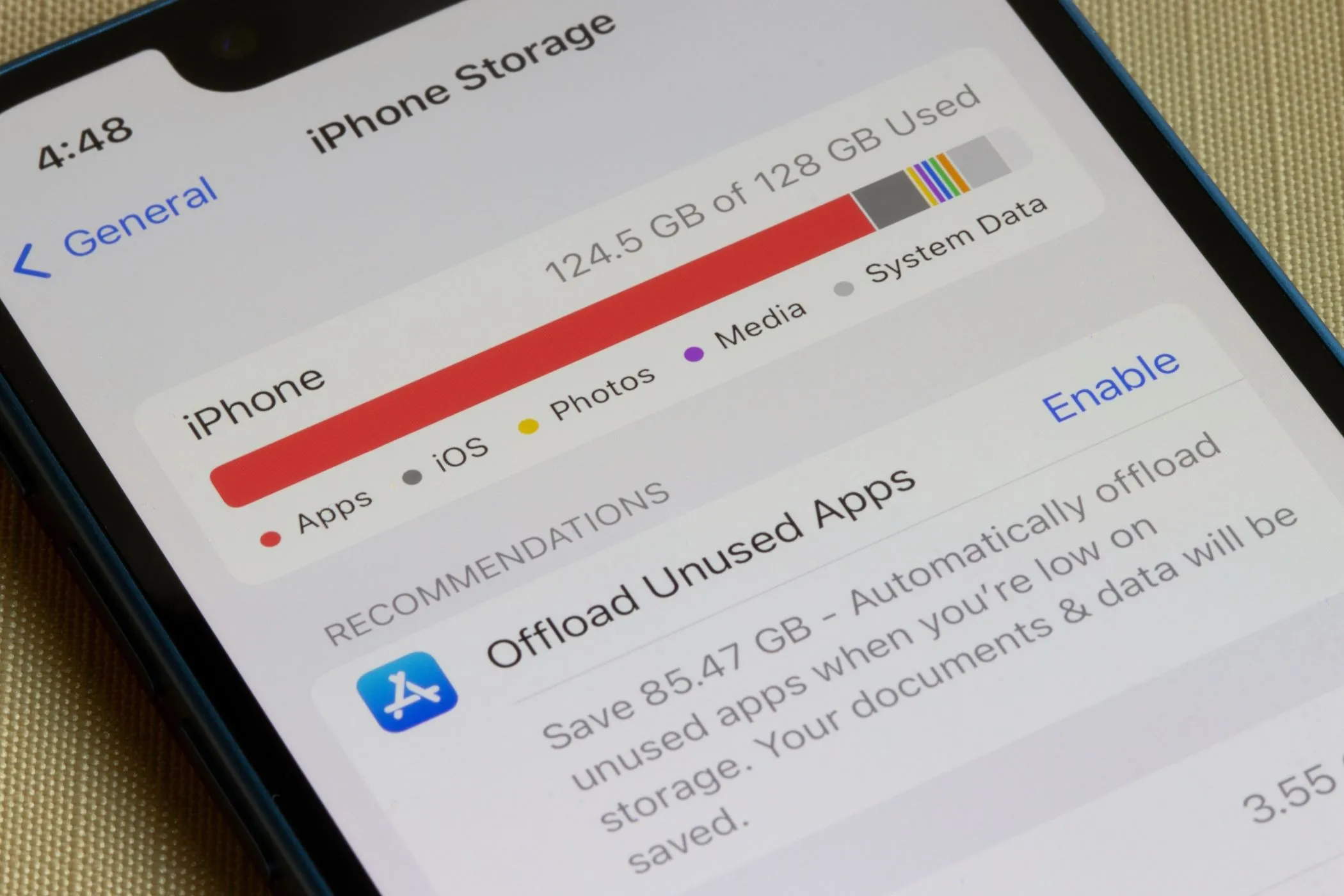 Màn hình iPhone hiển thị mục quản lý dung lượng bộ nhớ trong iOS