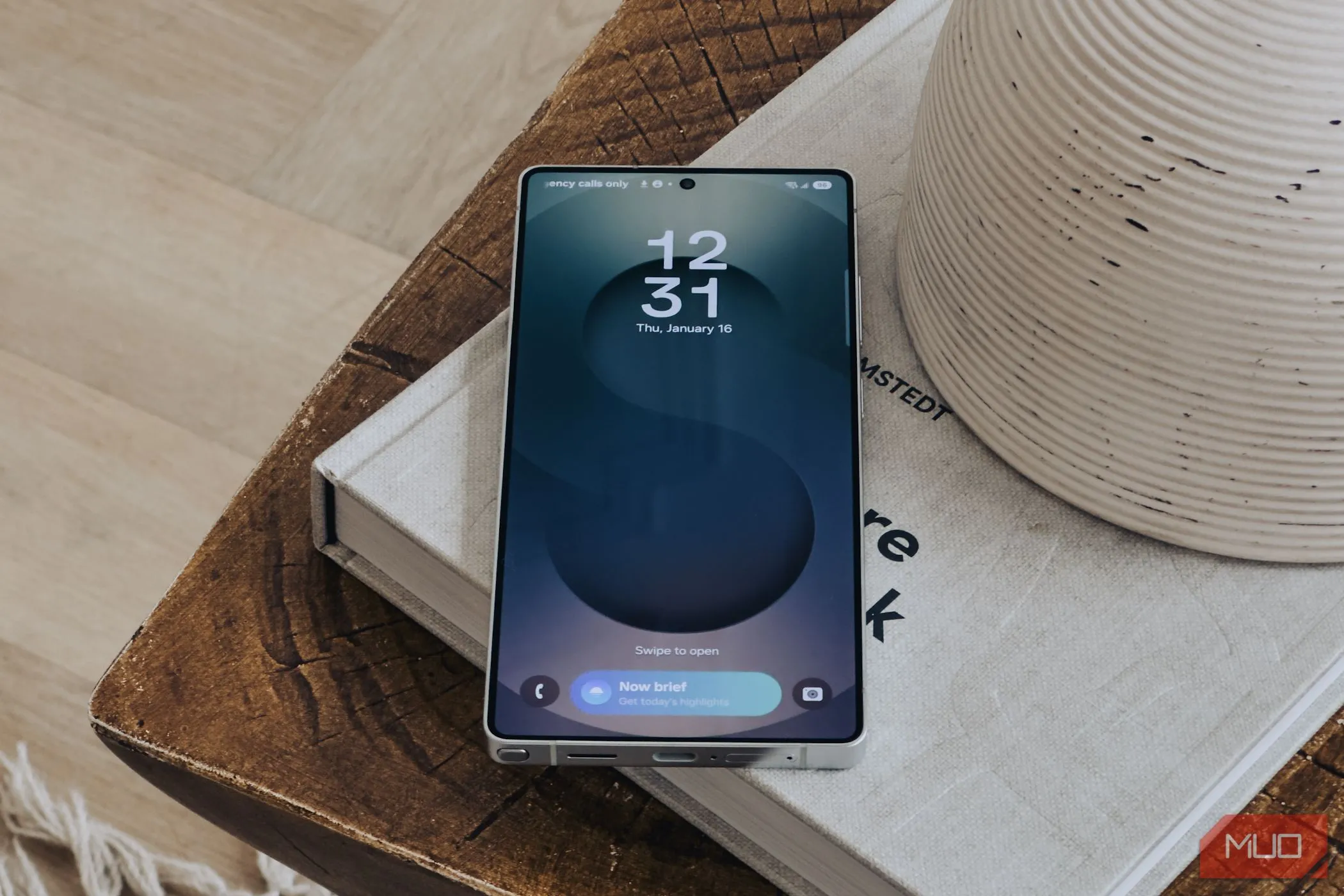 Màn hình khóa Samsung Galaxy S25 Ultra với tính năng Daily Brief, cho thấy cách One UI quản lý thông báo và hiển thị thông tin.