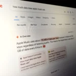 Màn hình laptop hiển thị giao diện Google AI Overviews khi tìm kiếm thông tin